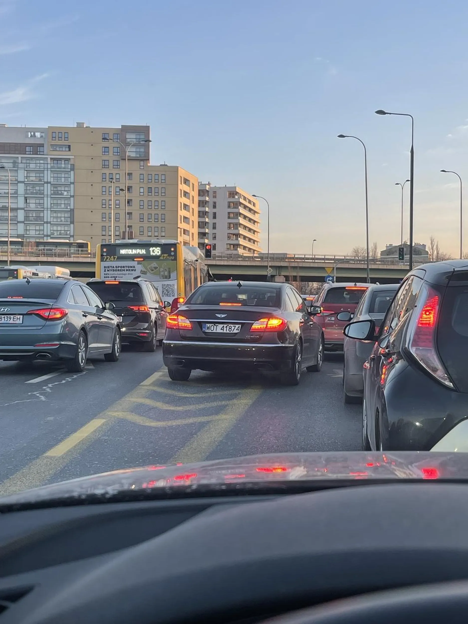 Niezły numer! Skręt jak w najlepszym filmie akcji – tylko bez efektów specjalnych i bez szacunku dla przepisów. Może następnym razem spróbujesz dodać trochę więcej adrenaliny i zrobisz to na wstecznym?