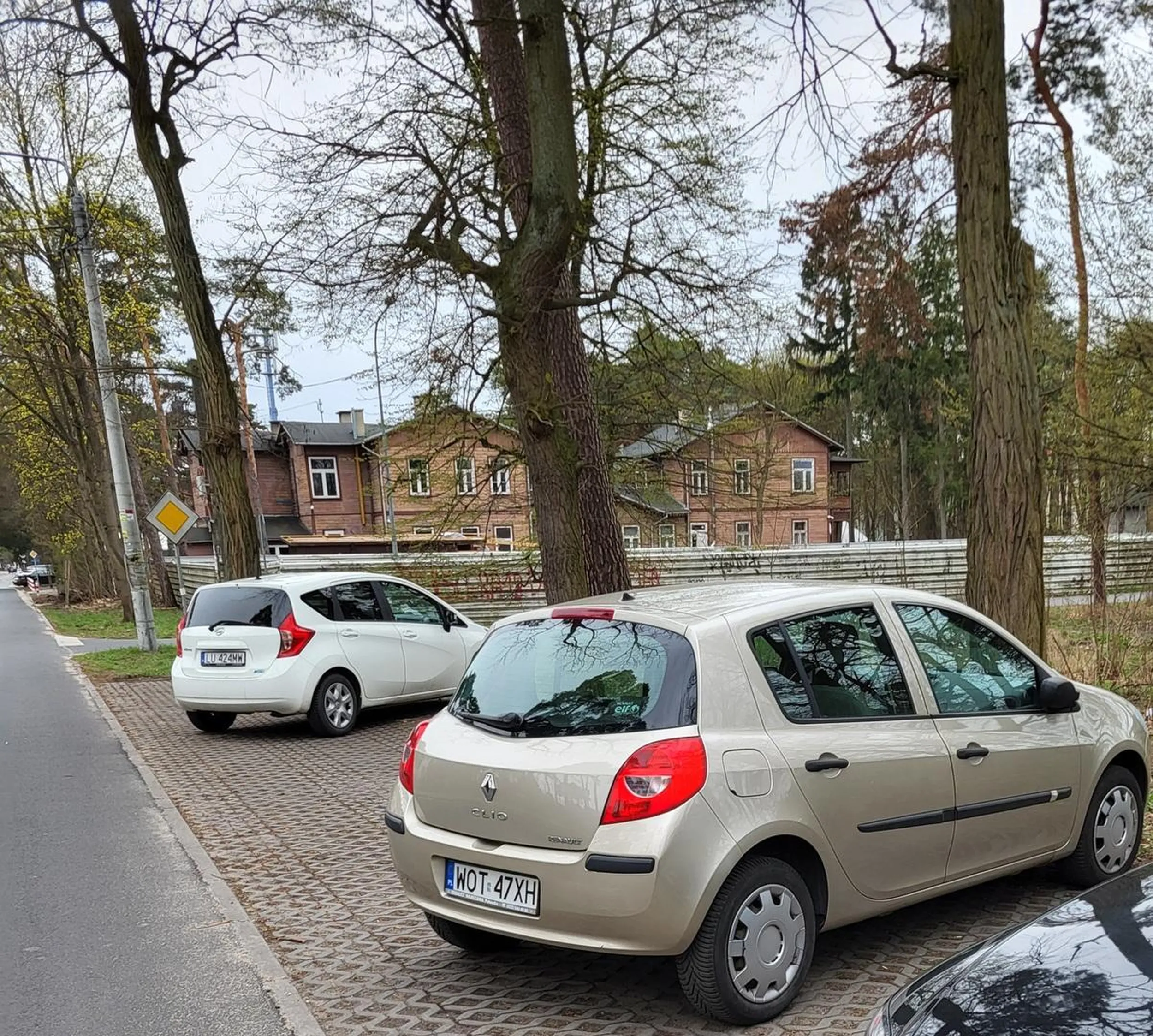 Ale by takim pierdkiem parkować tak krzywo to serio kolego musisz być uzdolniony xd