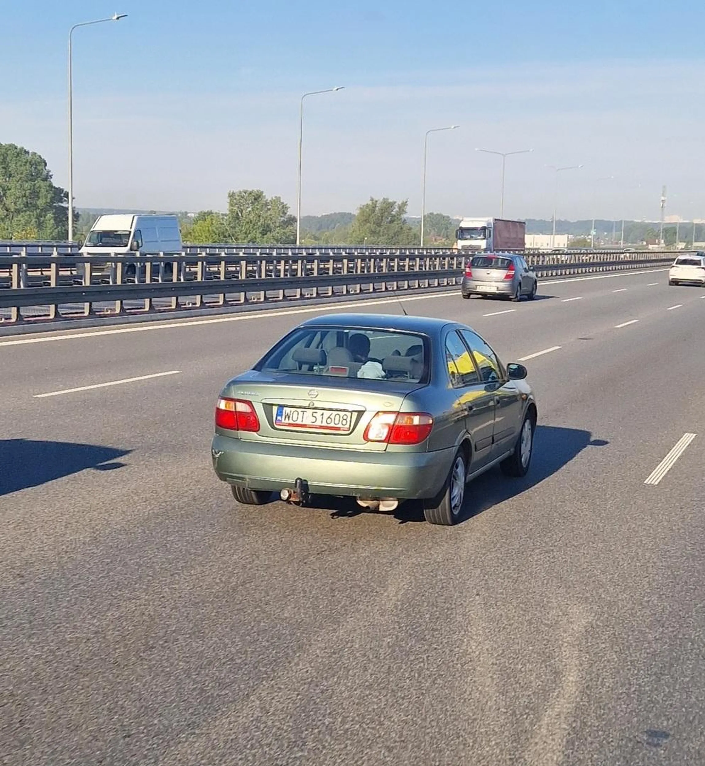 Kierujący Nissanem Almera jeździ po trasie S2 od węzła z S17 do węzła Lotnisko i powoduje sytuacje aby wyłudzić odszkodowanie. Jeździe środkowym padem 60km/h w momencie gdy mijają go szybciej inni Kierujący lewym pasem i chcą zjechać na środkowym ww. Kierowca przyspiesza, aby uniemożliwia im zmianę pasa lub doprowadzić do kolizji. Chowa się w martwym polu samochodów ciężarowych i zajeżdża drogę aby doprowadzić do kolizji. Materiał z wideo rejestratora został już przesłany do KRP na ul. Waliców w Warszawie. Proszę uważać na kierującego samochodem marki Nissan Almera w kolorze zielonym,  o nr rej. WOT51608