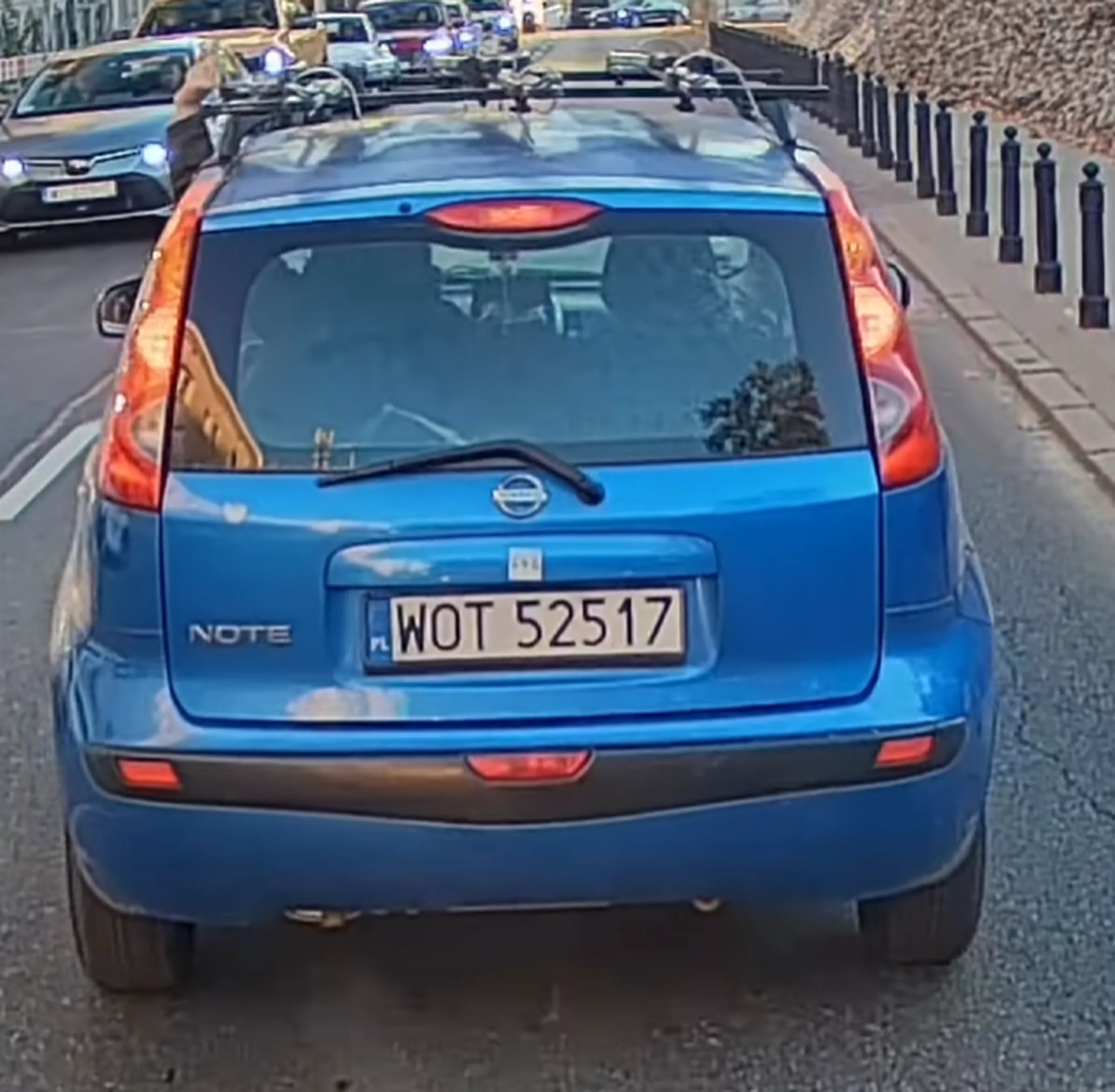 Parkuje na przystanku i jeszcze wystawia paluszek