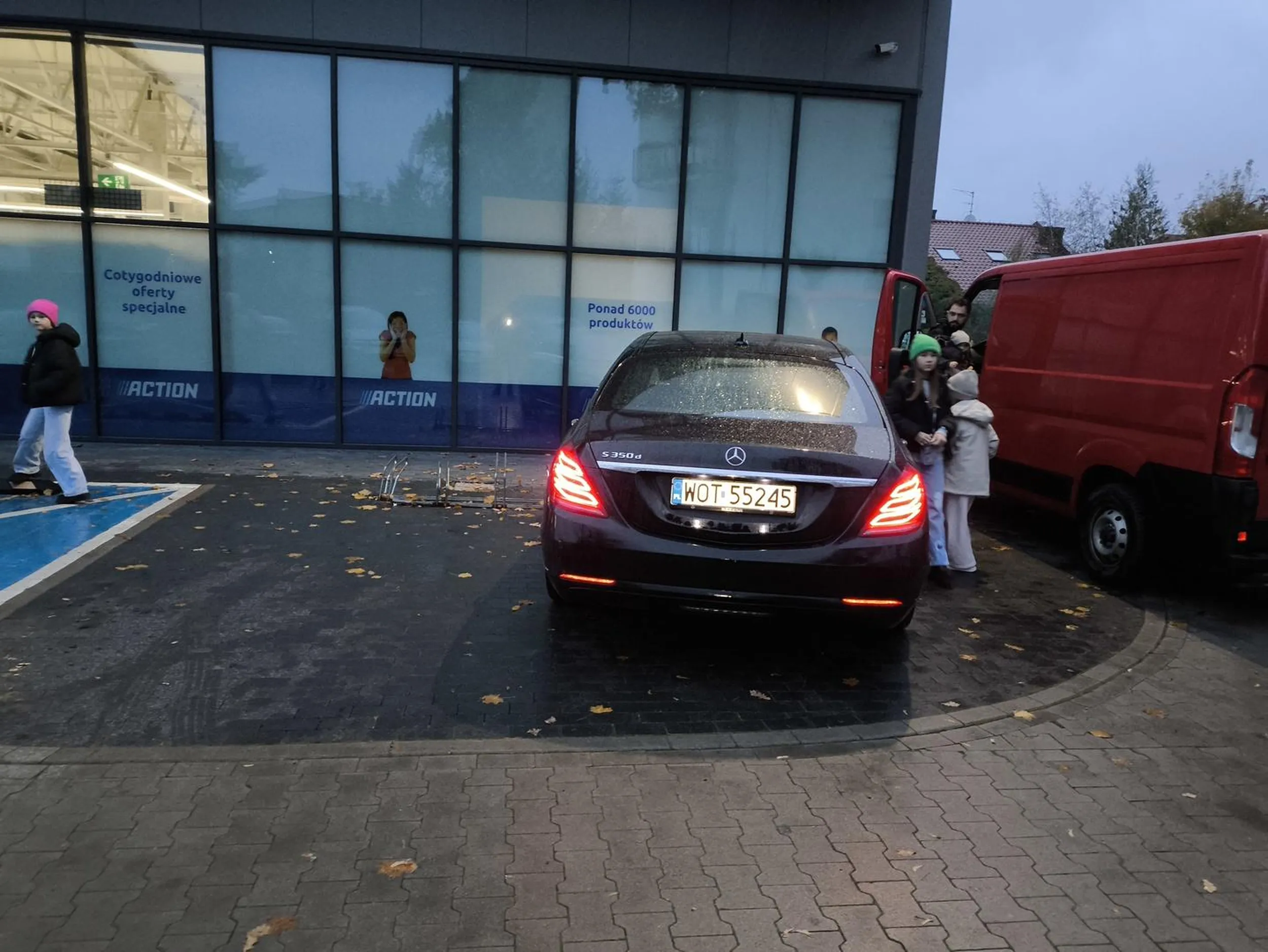 Kawał ch**a, który się spieprza na parkingu i wymusza pierwszeństwo