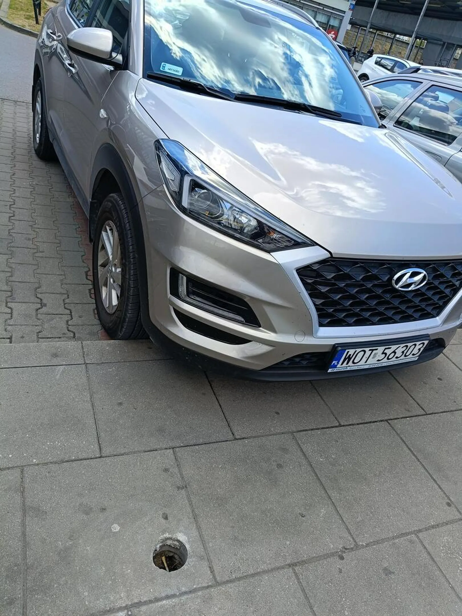 Następny baran co nie umie parkować. Postawił auto 5 cm od mojego- ja sam z niemowlakiem nie miałem jak fotelika zamontowac bo baza po stronie pasażera z tylu... Dobrze że zwolniło się akurat miejsce z lewej więc miałem możliwość odjechania od tego auta.