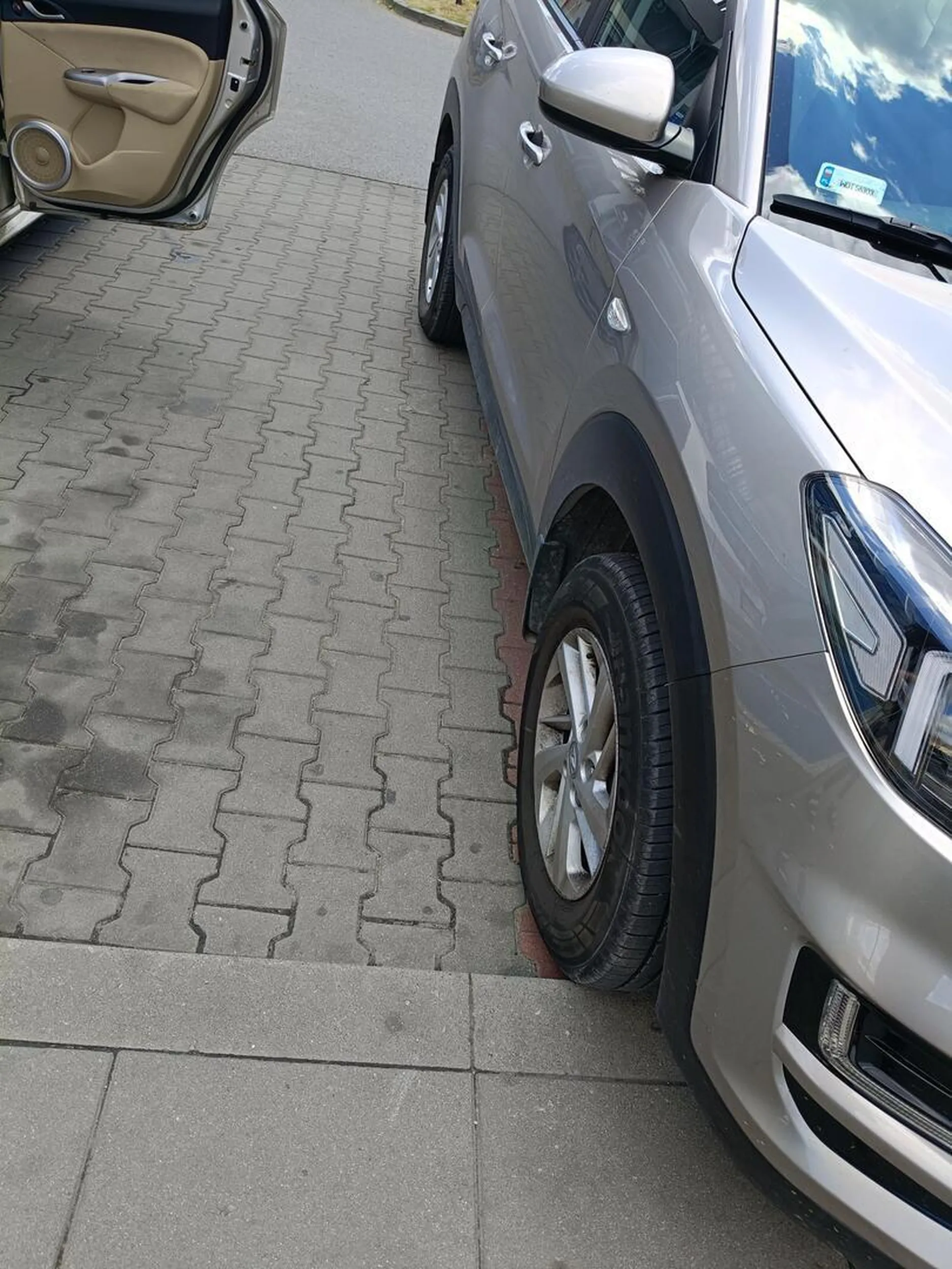 Następny baran co nie umie parkować. Postawił auto 5 cm od mojego- ja sam z niemowlakiem nie miałem jak fotelika zamontowac bo baza po stronie pasażera z tylu... Dobrze że zwolniło się akurat miejsce z lewej więc miałem możliwość odjechania od tego auta.