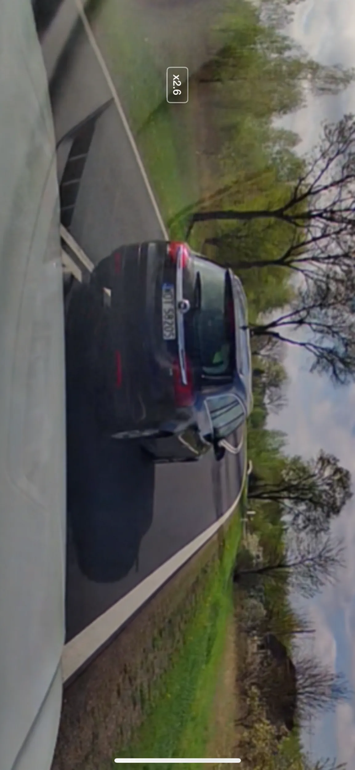 Zachowanie totalnego idioty. Po wyprzedzaniu próbował zepchnąć mój samochód na pobocze, zjeżdżając bardzo blisko i agresywnie przed samą maską przy powrocie na pas.