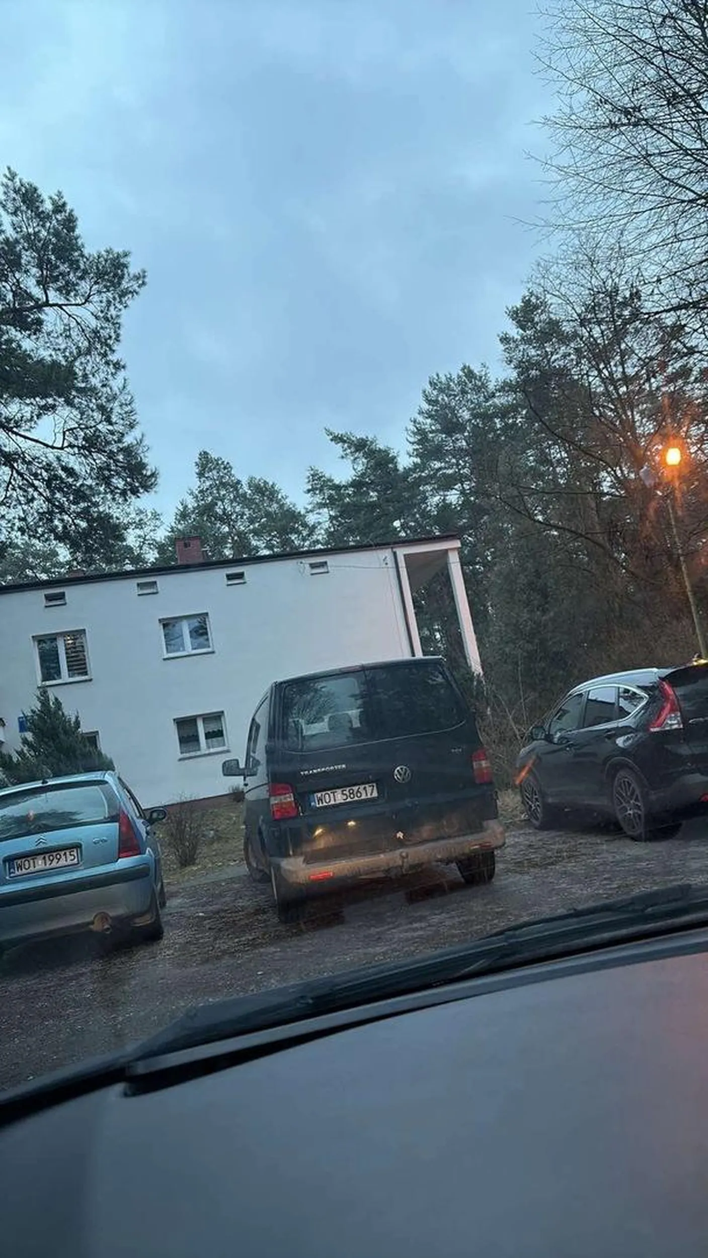 Bardzo dziwny facet z tego samochodu podjechał do mnie jak by mnie z jakąś kobietą śledzili od początku piechoty zatrzymali się koło mnie kobieta koło niego była bardzo podejrzana a boczne drzwi lekko uchylone. Dziwne mam przeczucie co do tego kierowcy