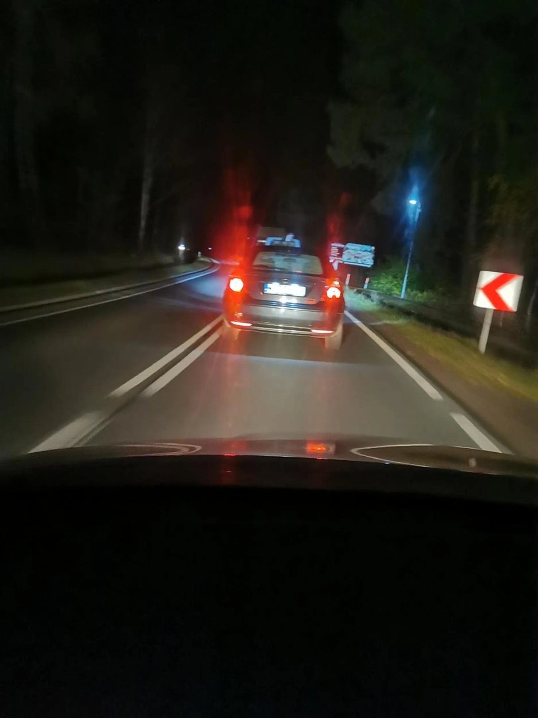 Trasa Kadzidło - Dylewo w stronę Ostrołęki. Ten de*il wyprzedzając ledwo zdążył schować się na prawy pas przed nadjeżdżającym samochodem z naprzeciwka, który mignął mu długimi. Kilka sekund i żaden z kierowców by nie przeżył. Problem w tym, że kierowca który mnie wyprzedził miał ogrom czasu i miejsca żeby się "schować" na swój pas, ale de*ilna gwiazda drogi postanowiła zrobić to w ostatniej chwili. Wyglądało to tak jakby akcja była celowa. Żałuję, że zabrakło u mnie kamerki, bo sprawa trafiłaby na policję. Przez takich pacanów giną rodziny z dziećmi. Niestety brak wyraźnego zdjęcia rejestracji.