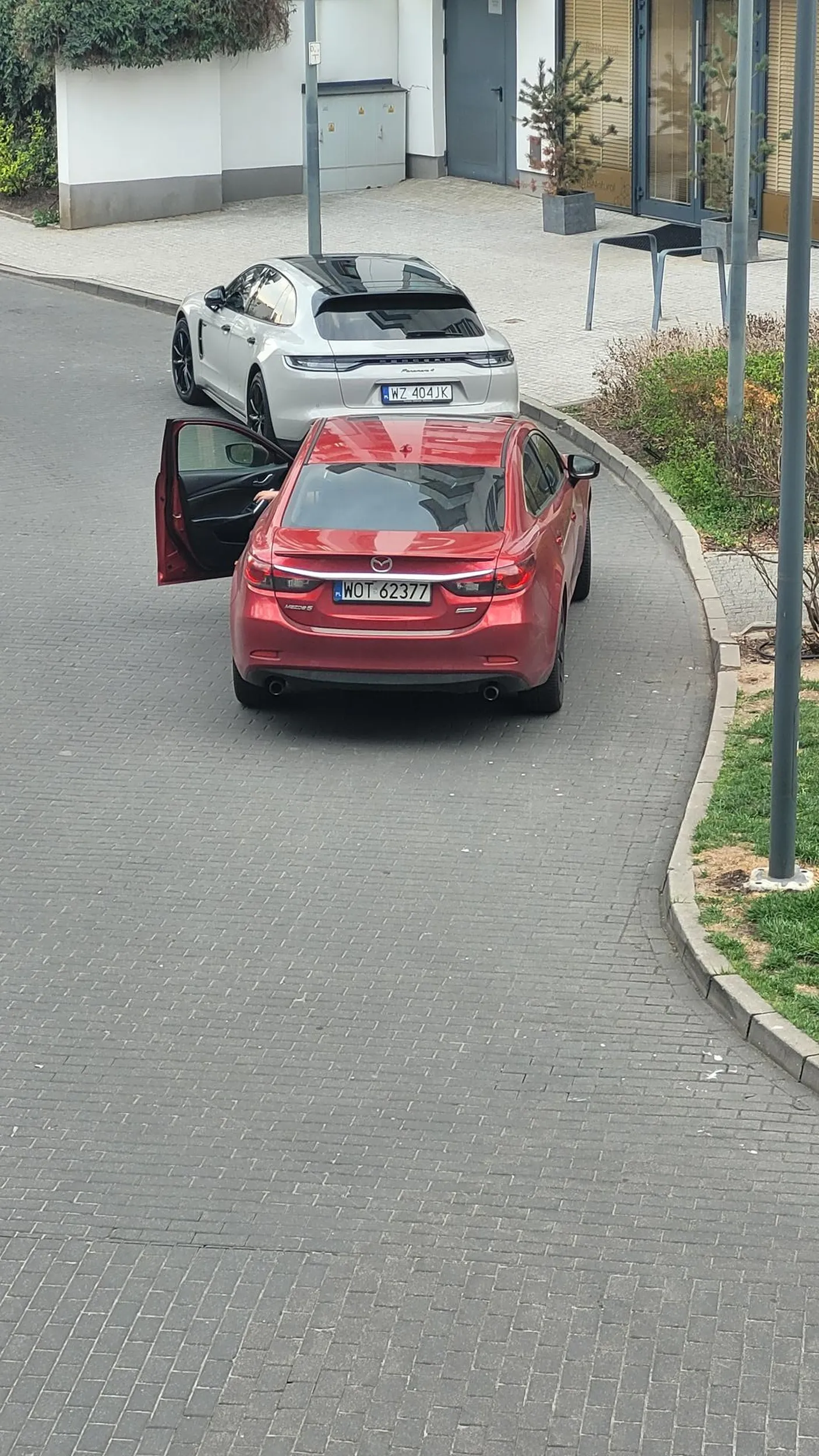 Para z dziećmi zaparkowała blokując przejście w miejscu niedozwolonym oraz w strefie zamieszkania. Po grzecznym zwróceniu uwagi mężczyzna zaczął być agresywny.