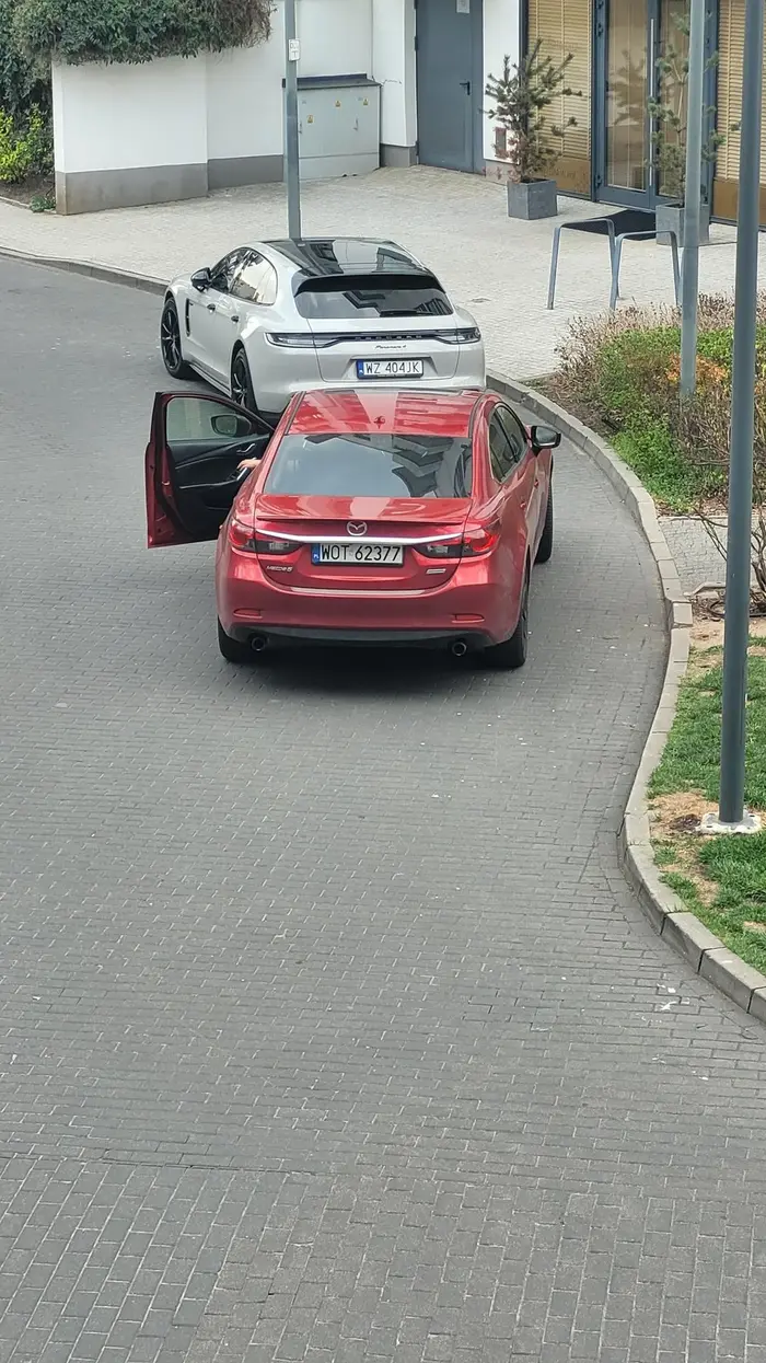 Para z dziećmi zaparkowała blokując przejście w miejscu niedozwolonym oraz w strefie zamieszkania. Po grzecznym zwróceniu uwagi mężczyzna zaczął być agresywny.