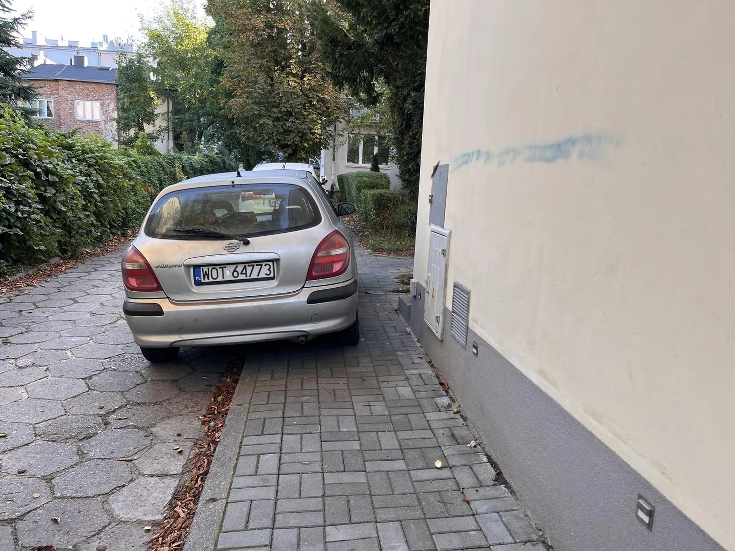 Parkowanie na tynieckiej, z wózkiem było ciężko przejść. Jedynie na około