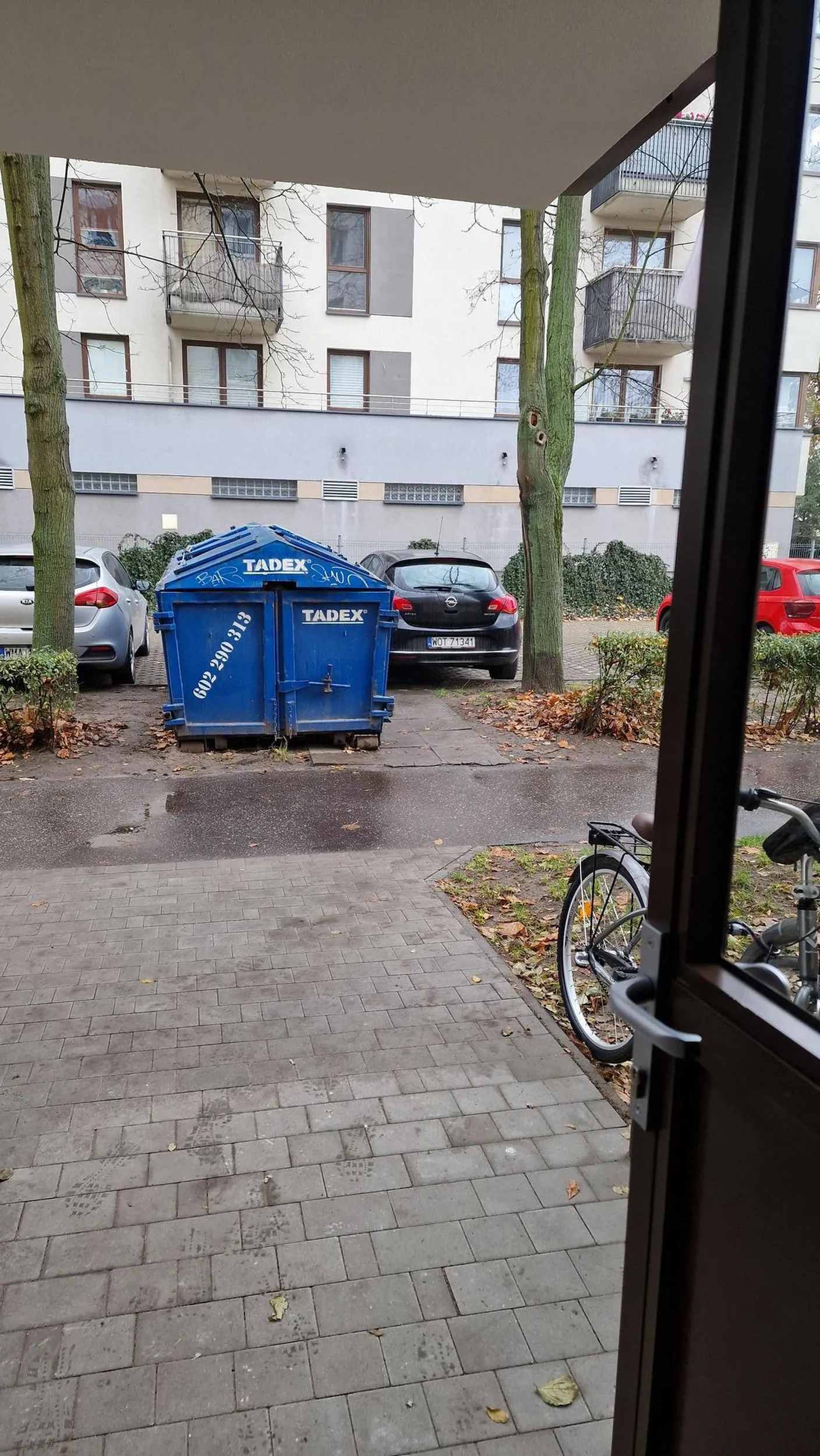 Kobieta razem ze swoim chłopem regularniej zastawiają wejście na parking, on kontenerem na gruz, a remontu nie robi, ona autem, gdy przyjeżdża w odwiedziny.