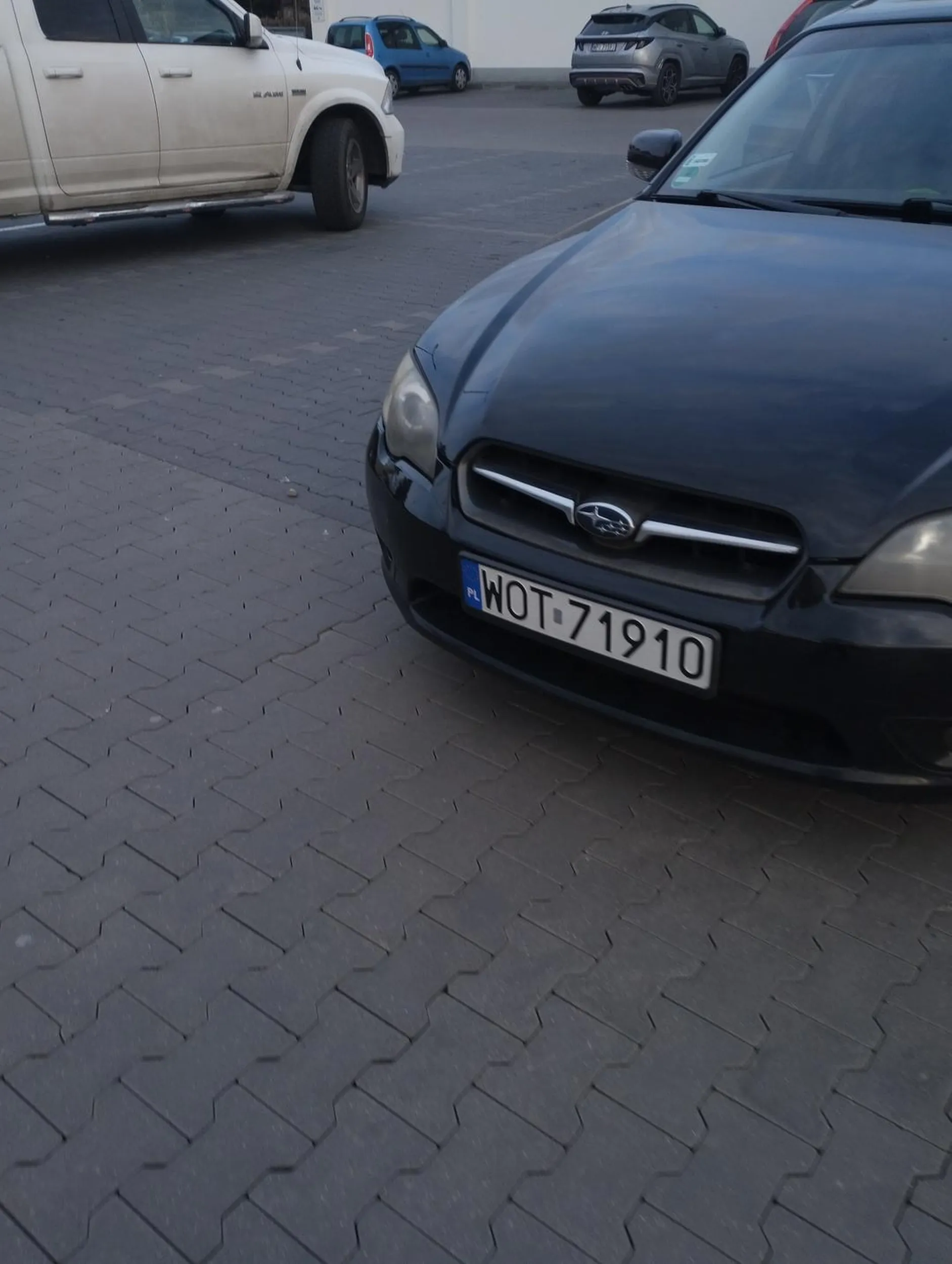 Blondynka, kręcone włosy w zielonym płaszczu z dzieciakiem ok. 10 lat. Nie powinna Pani nigdy, powtarzam nigdy siadać za kierownicę auta. Wymusza Pani pierwszeństwo, jedzie jak ostatnia ślamazara, nie trzyma się Pani swojego pasa. Albo pijana albo  tak niemiłosiernie nieuważna. Tak czy siak zabierzcie tej kobiecie kluczyki!! 21.03.2025 - jechaliśmy razem w stronę Lidl Józefów. Kobieto, nawet zaparkować nie potrafisz. Wysiadłaś z auta i podziwiałaś swój wyczyn, a stałaś nie w liniach i wystając z przodu autem na 0,5 metra przed inne auta. Masakra!!!!!