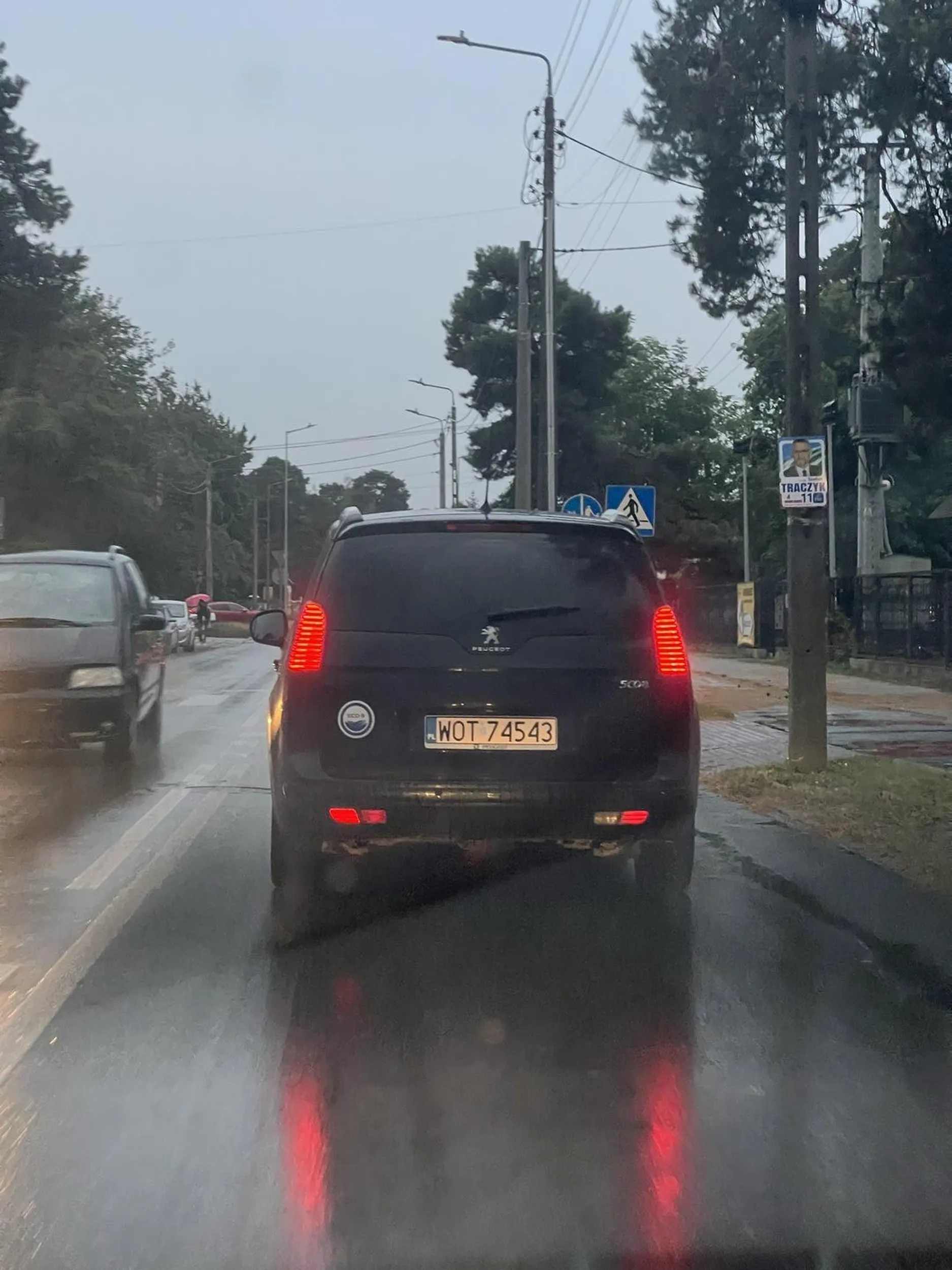 pajac jakich mało, wyprzedzanie na podwójnej ciągłej i na pasach w centrum Otwocka - przy okazji z prędkością conajmniej 70km/h. oby takich jak ten więcej kończyło na drzewach - bez pozdrowień!