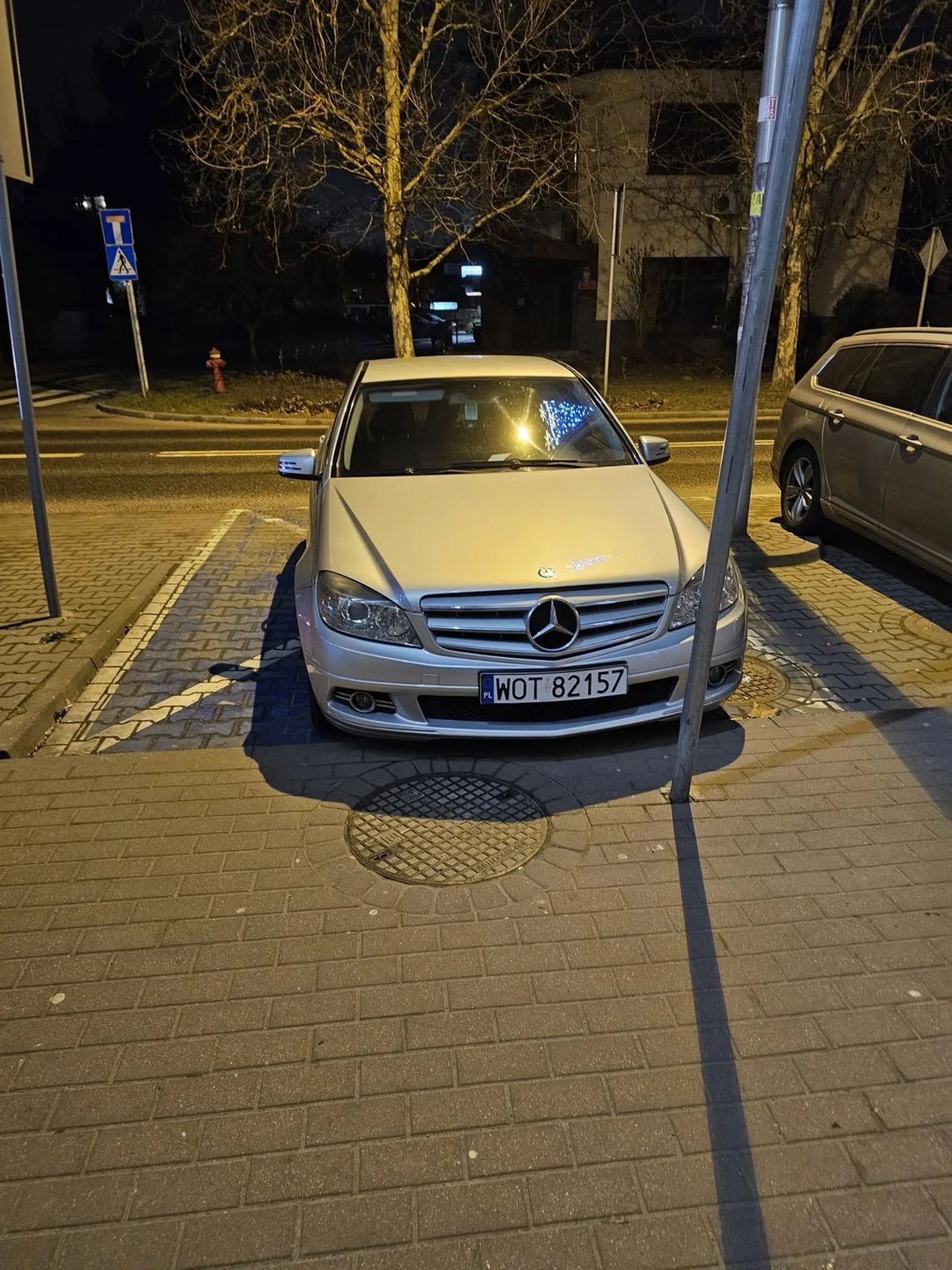 Bycie idiotą nie uprawnia do parkowania na kopercie dla niepełnosprawnych.