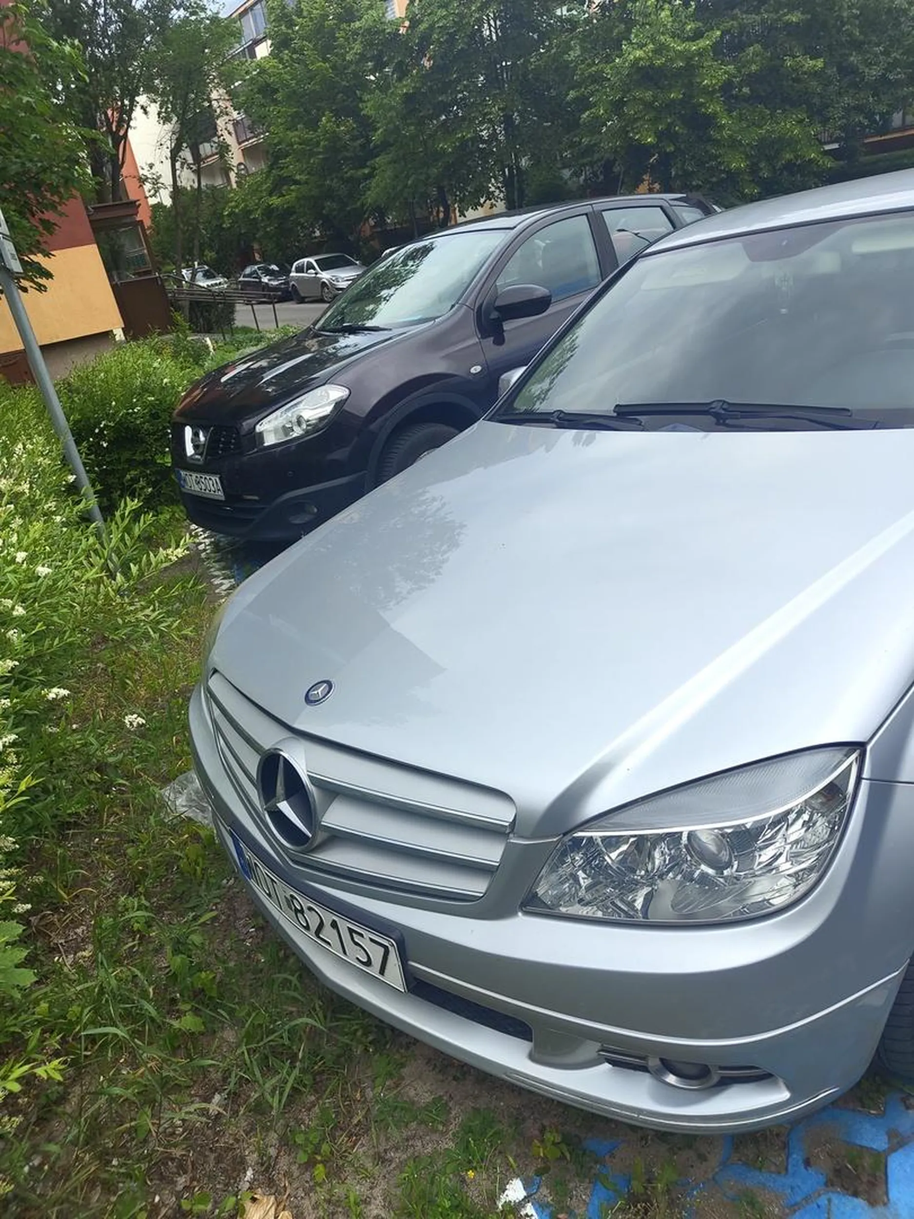 Dalej się nie nauczył, że nie powinien parkować na kopercie, jeżeli nie ma uprawnień.