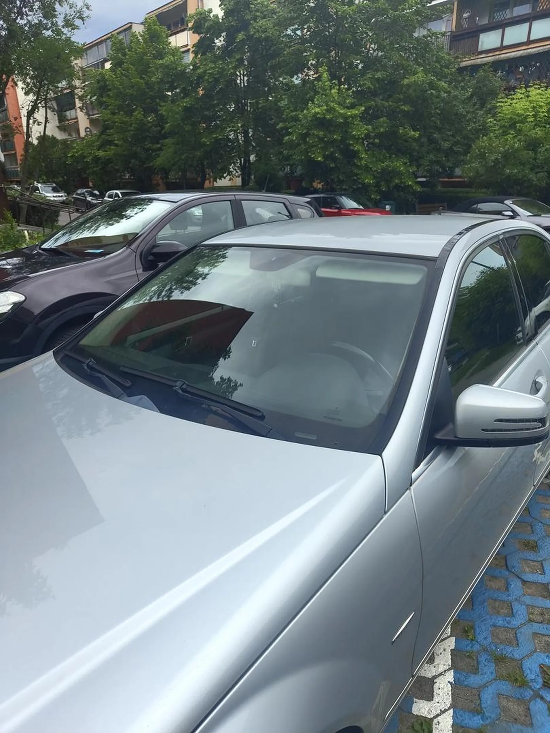 Dalej się nie nauczył, że nie powinien parkować na kopercie, jeżeli nie ma uprawnień.