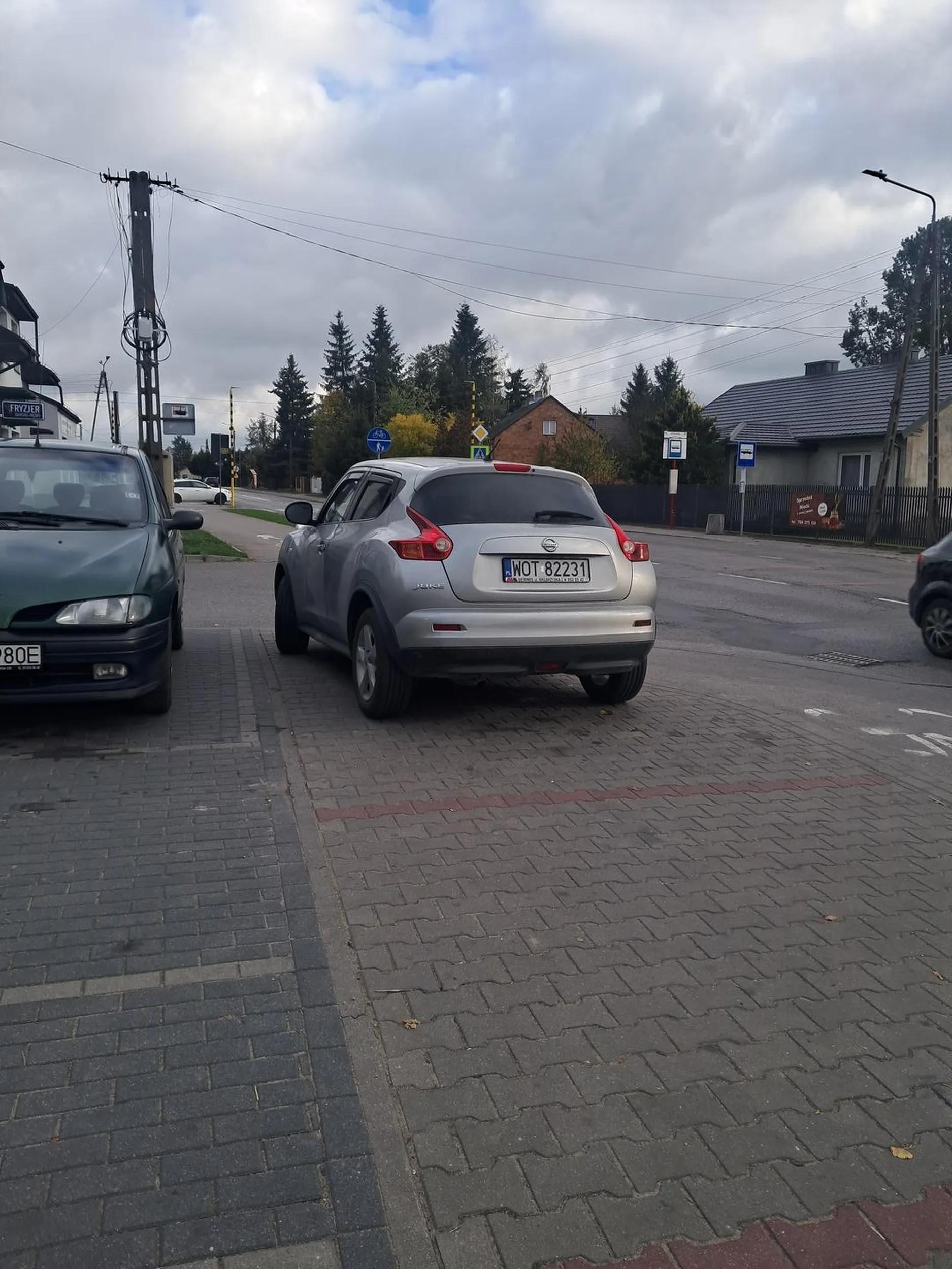 Gratuluje za parkowanie na chodniku