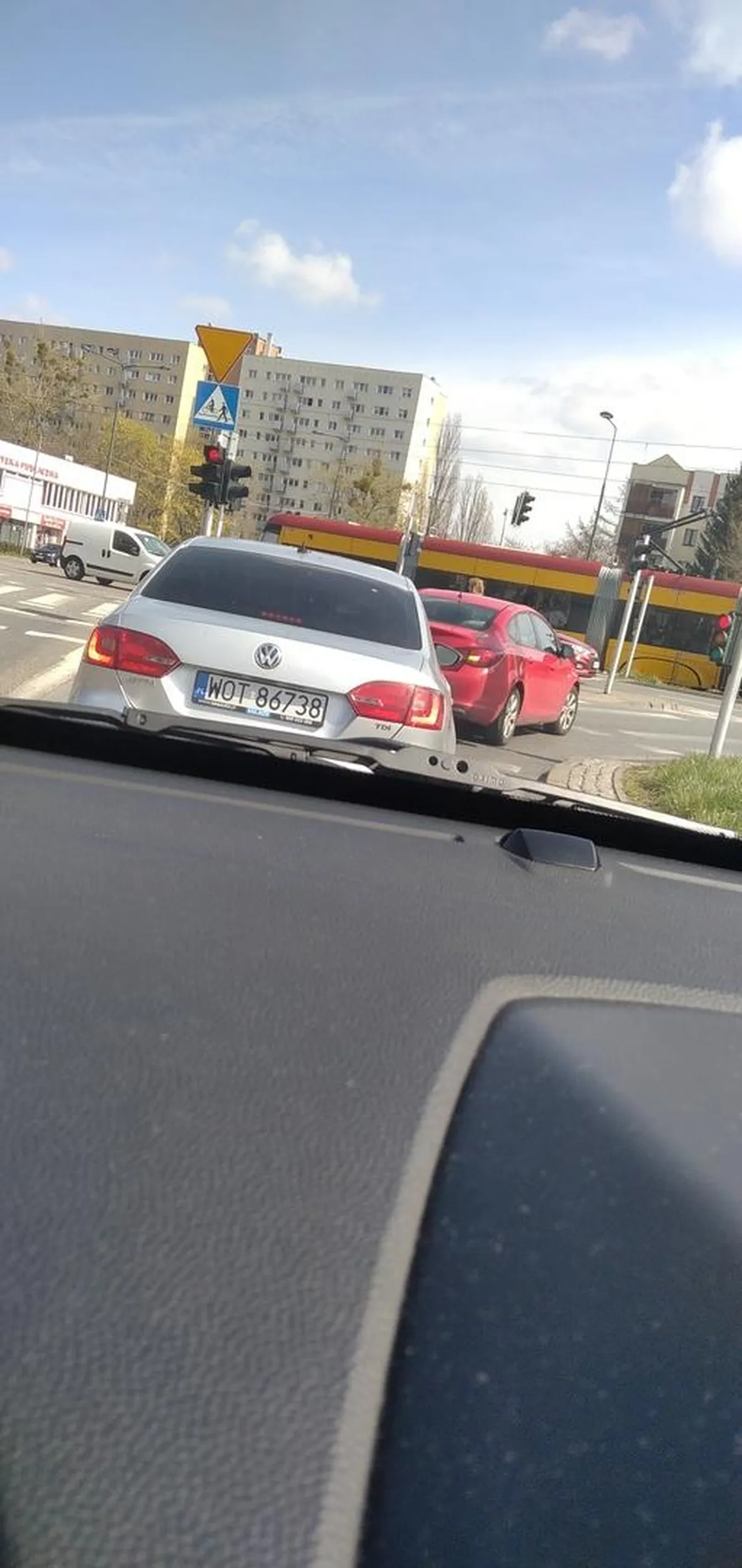 Flegmatyk blokujący lewy pas. Zero zainteresowania drogą. Zielona strzałka w prawo stoi, ma drogę z pierwszeństwem to się zatrzymuje tworząc korki i przepuszcza innych