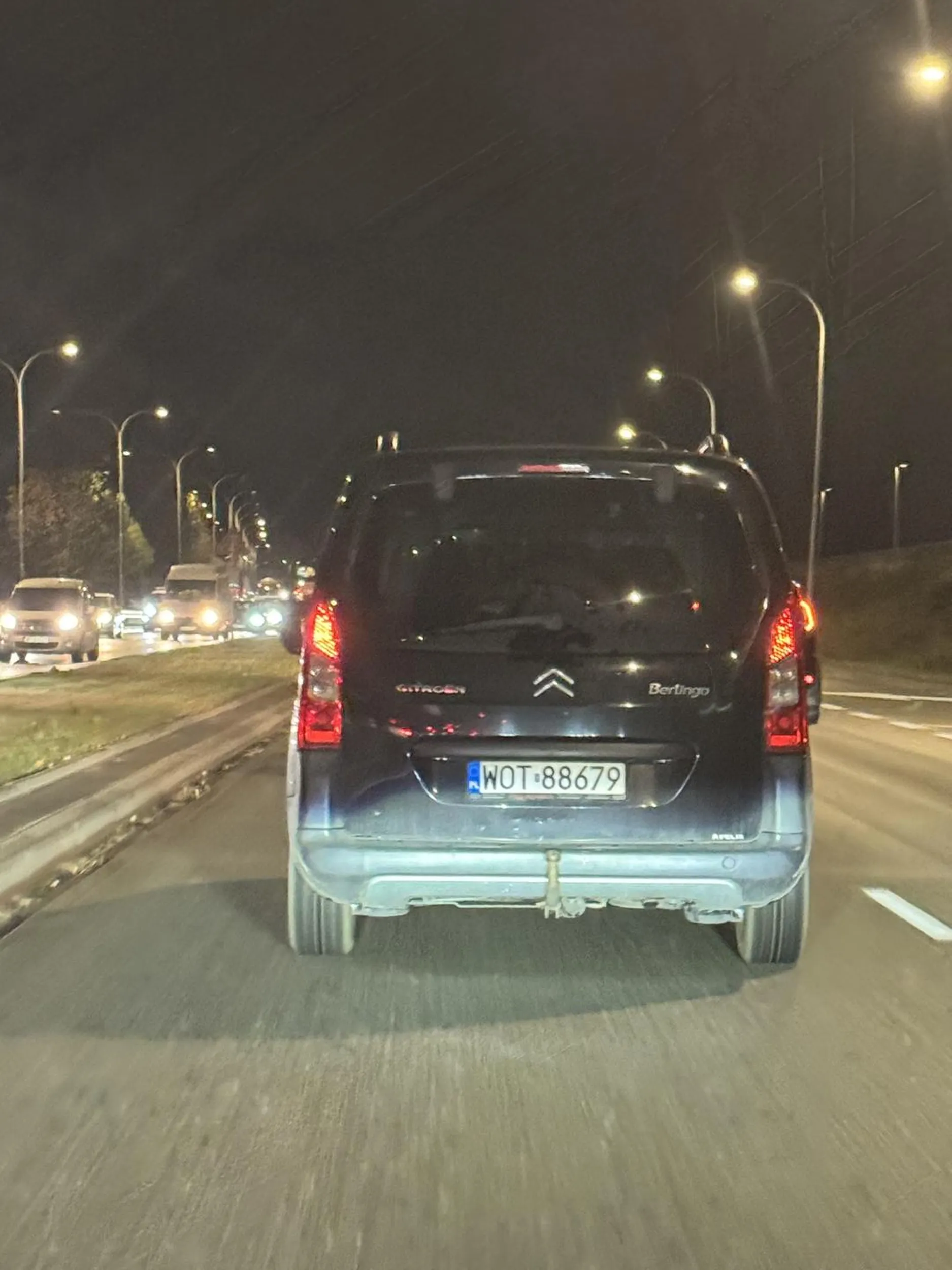 typek wieśniaczek - wydaje mu się że jest królem kierownicy , słoma z butów i umiejętności na poziomie ameby. Jazda na zderzaku, lewy pas bo prawy dla niego nie istnieje i zaczepia dzieci