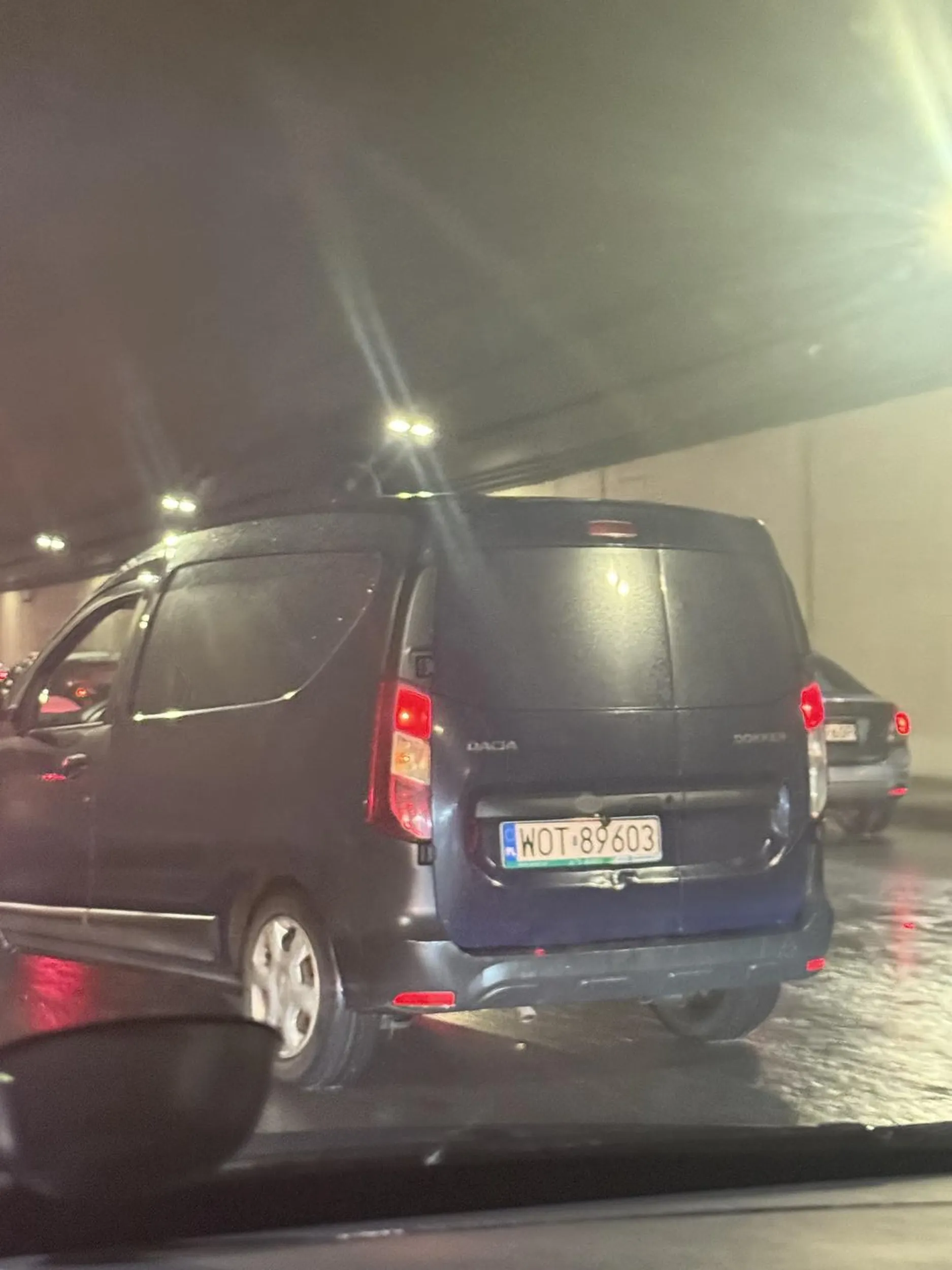 Zmieniałem pas za lewy żeby zaraz skręcić, a ten kierowca przyspieszył celowo żeby mnie nie wpuścić, po czym przyjechał z drugiej strony, zwyzywał mnie, opluł, a potem jechał jak wariat zmieniając pasy.