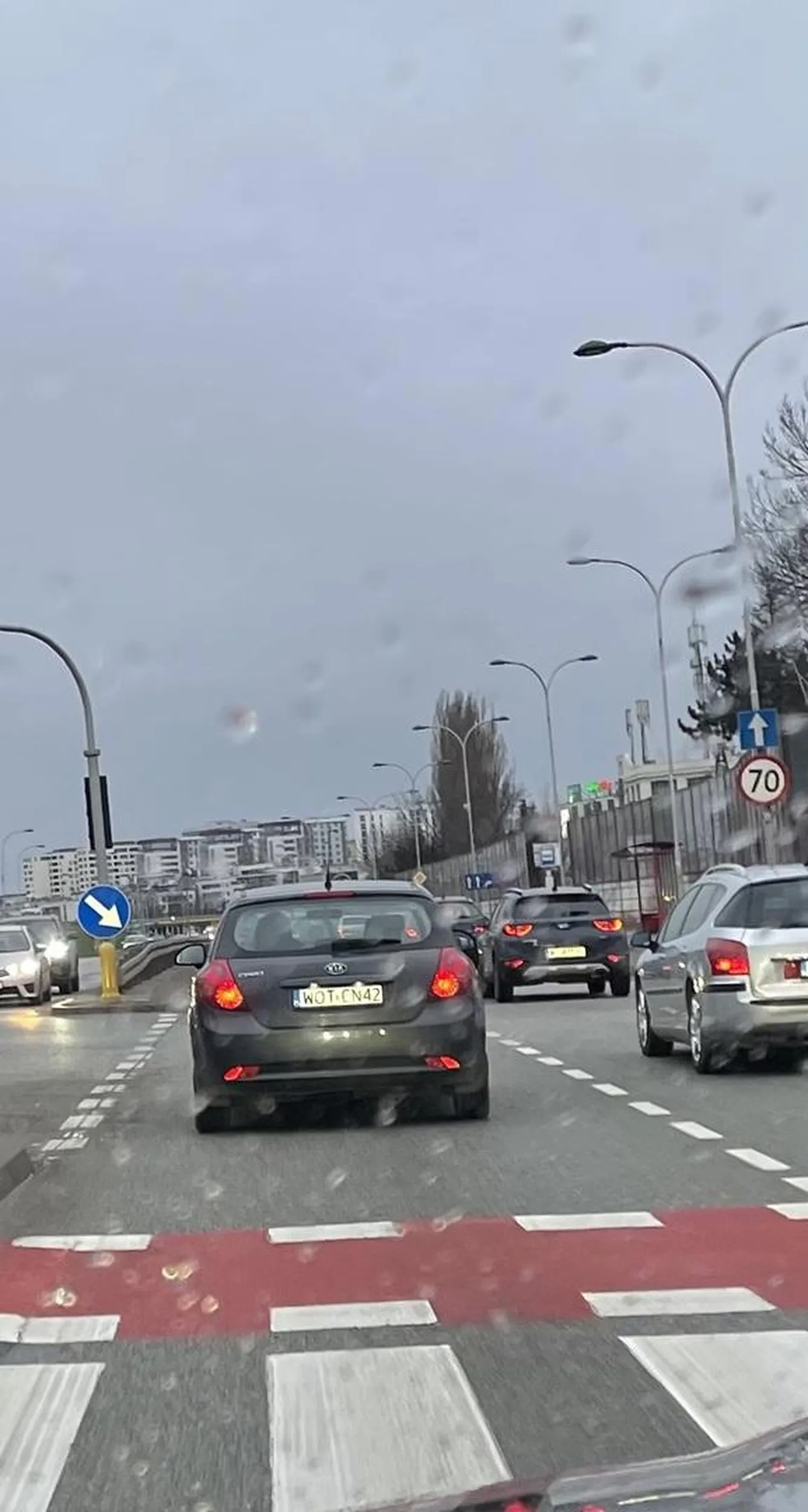 2 stycznia 2025, godz. 8:20, Wał Miedzeszyński w kierunku Mostu Łazienkowskiego. Osobnik kierujący autem uparcie trzymał się lewego pasa (luz na mieście tego dnia), jadąc 65-68 (prędkość dopuszczalna- 70km/h). Bucu wracaj do Wsi Obok Torów (Otwock) i poducz się przepisów kodeksu drogowego- w szczególności zasady ruchu prawostronnego i nieblokowania ruchu.