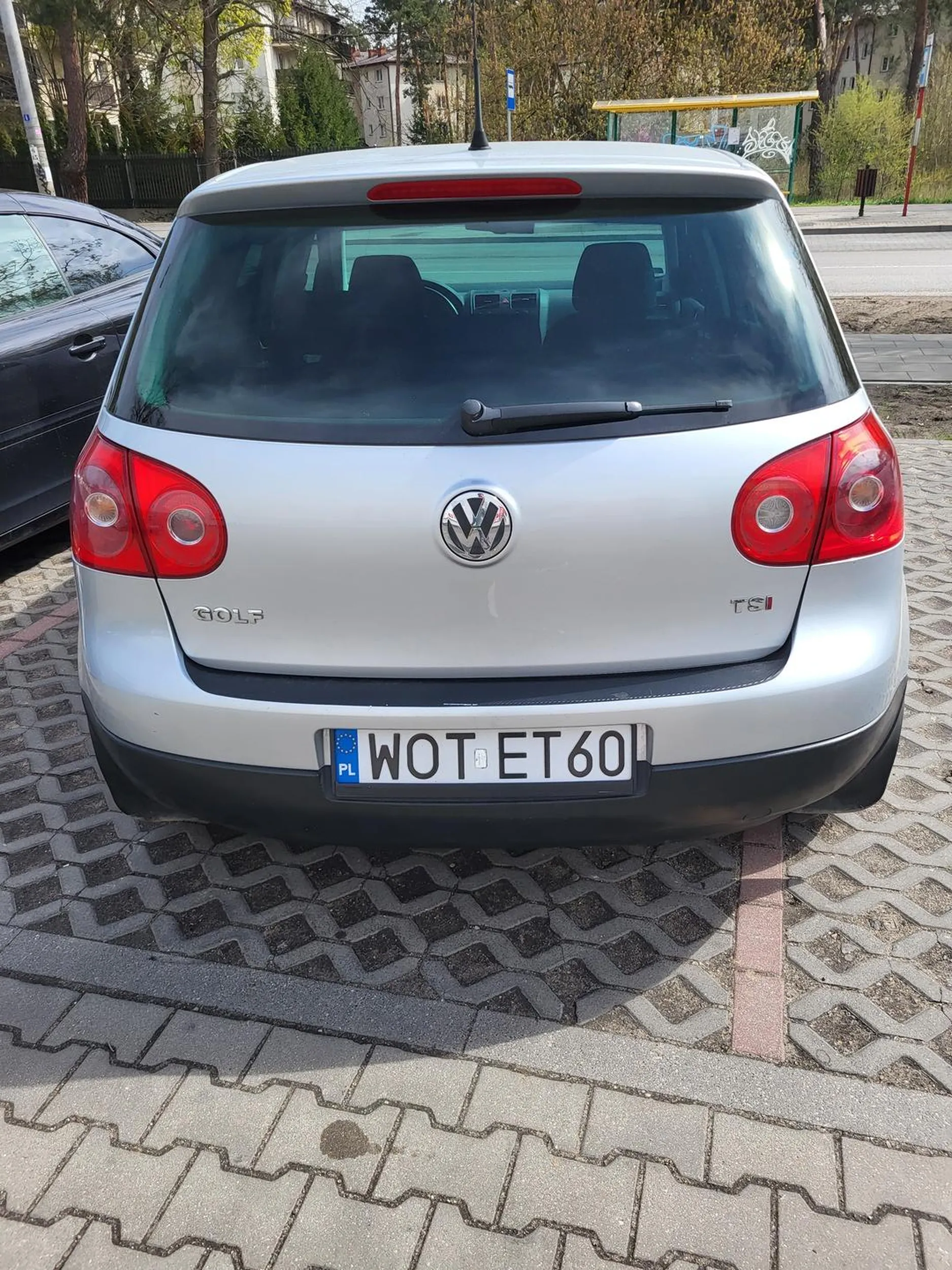 Jesteś utalentowanym kierowcą, jak krzywo parkujesz małym Golfem do przodu. Pozdrawiam, Wladysław