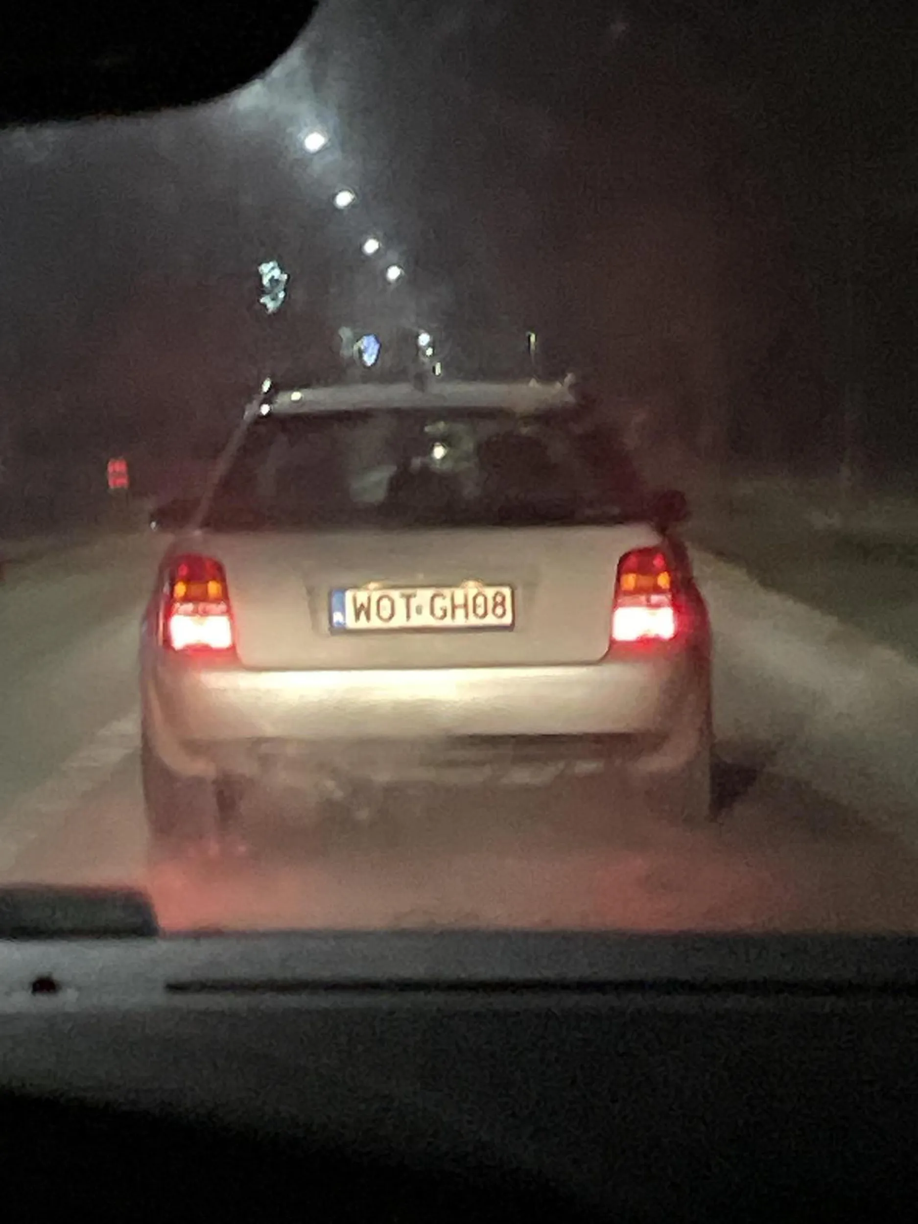 to auto z kierowca w srodku, caly czas patrzyl na moje kolezanki i wystawial w dziwny sposob jezyk, uwazjcie na niego, zdjecie zrobione chwile po sytuacji