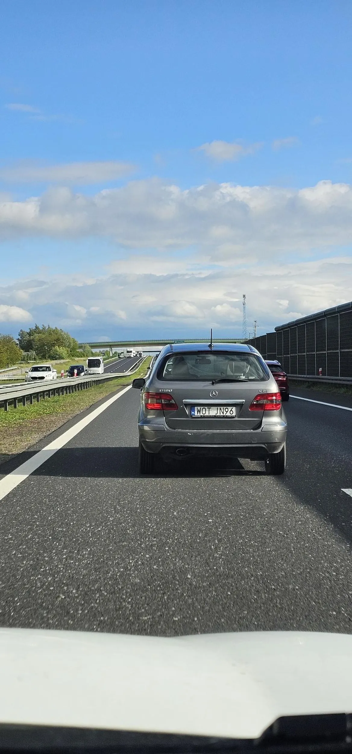 Na trasie S7 koło Grójca burak uporczliwie jedzie lewym i nie chce zjechać