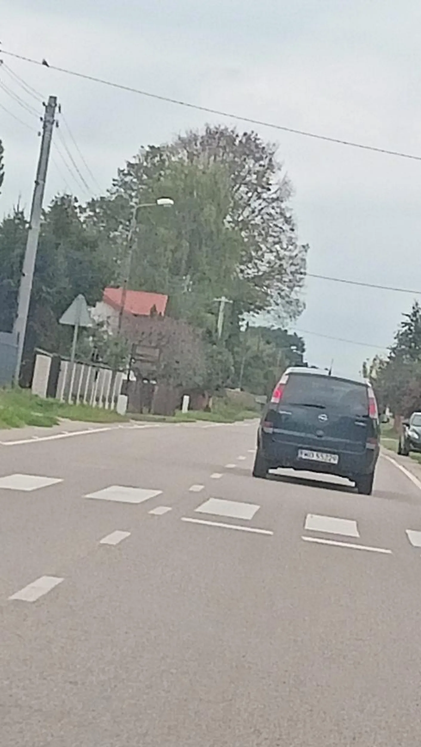 Jakis stary dziad, stwarza niebezpieczeństwo na drodze, nie używa kierunkowskazów, jedzie 80 na godzine, przy czym zwalnia a gdy chce sie go wyprzedzić to przyspiesza i utrudnia powrót na prawy las, a potem sam wyprzedza.