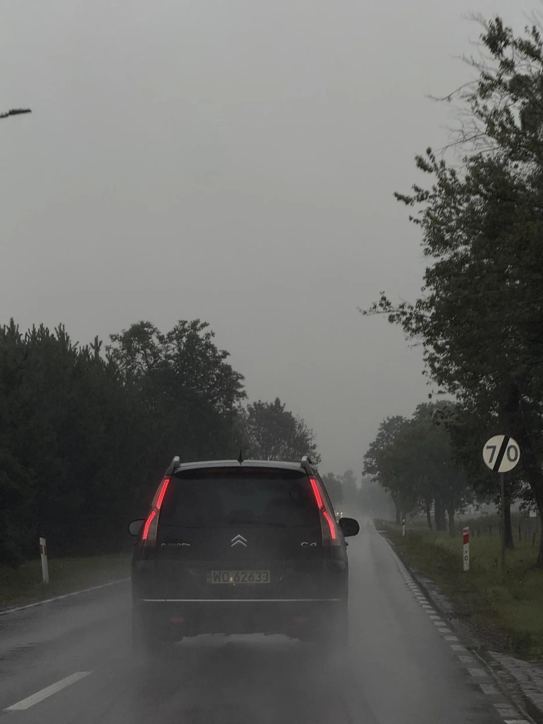 krzywo jeździ uwaga