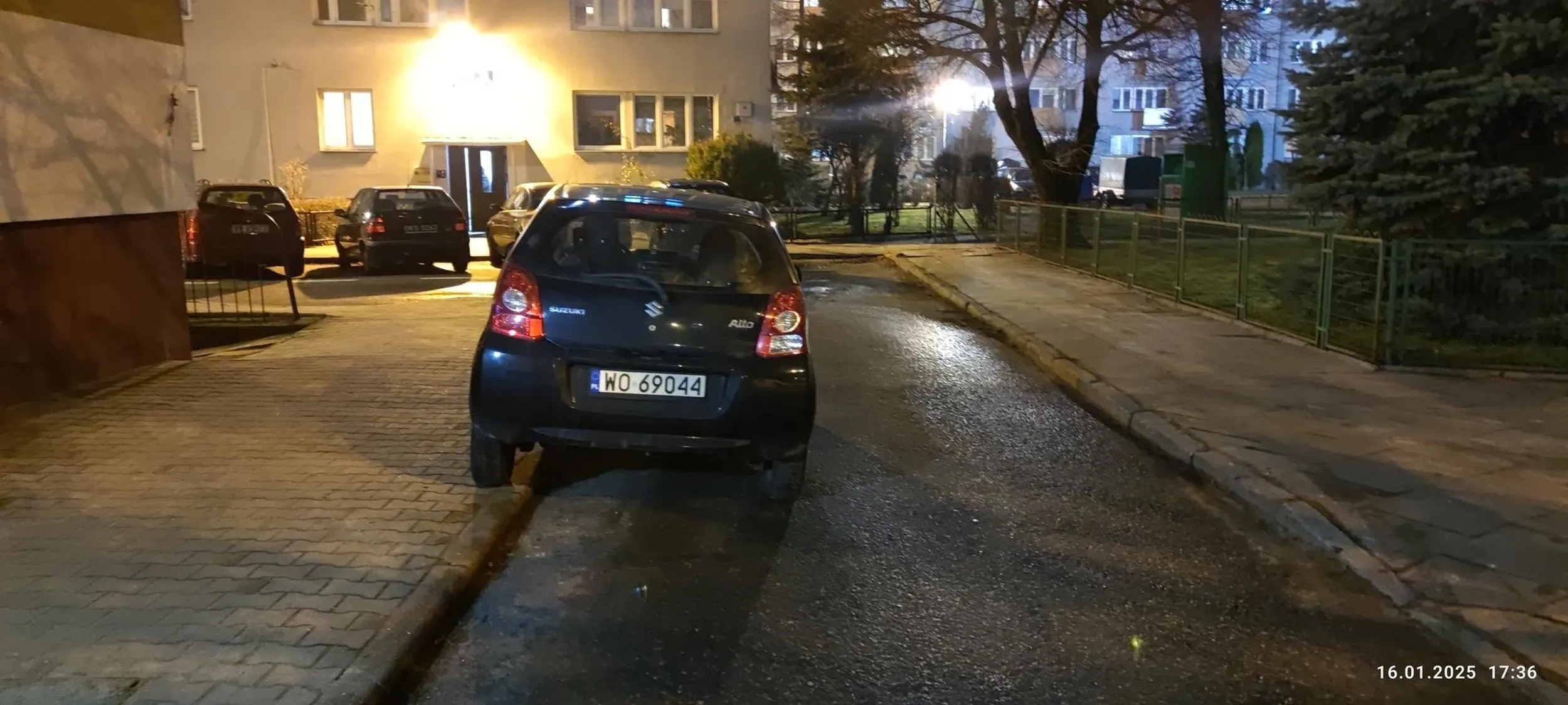 Blokowanie ruchu, zmuszanie kierowców do jazdy po krawężniku i chodniku. Totalna ignorancja