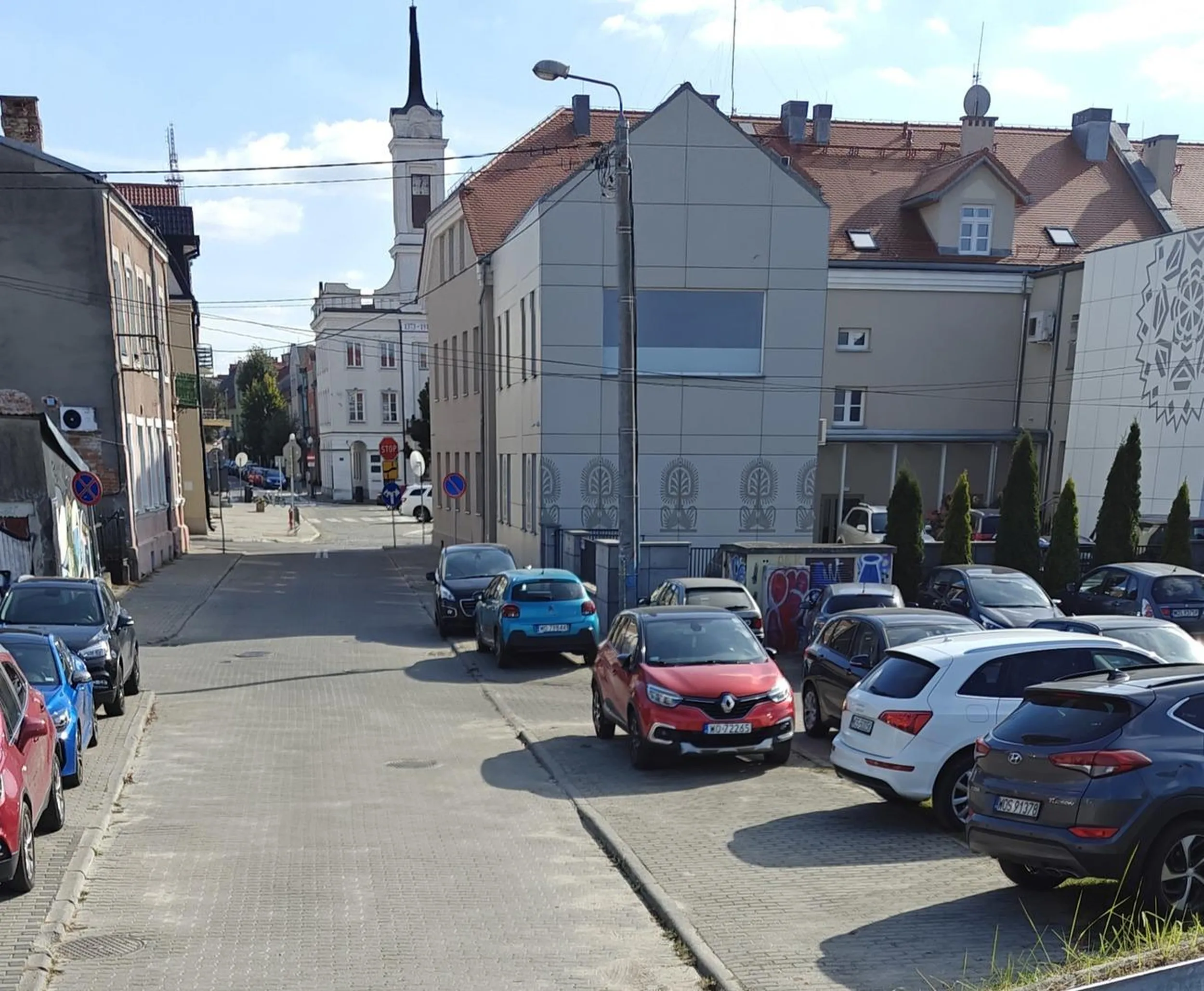 Parkowanie na chodniku bo w koło i na około pełno wolnych parkingów ale płatnych, a chodniczek zawsze darmowy