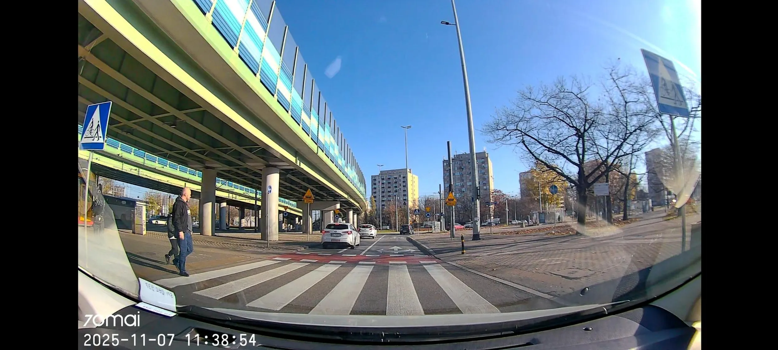 Wyprzedzanie na przejściu + nie puścił pieszych to może ci kosztować utrata prawa jazdy