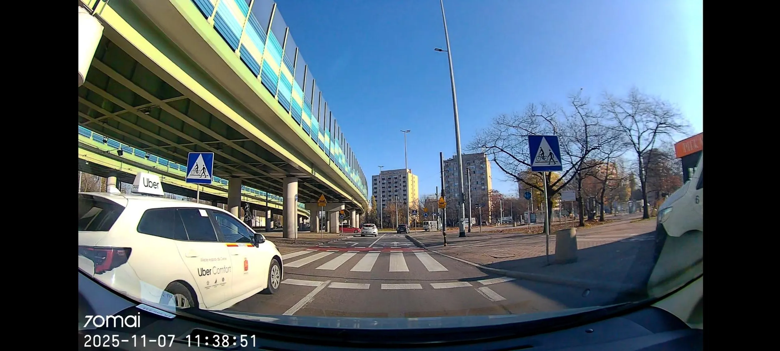 Wyprzedzanie na przejściu + nie puścił pieszych to może ci kosztować utrata prawa jazdy