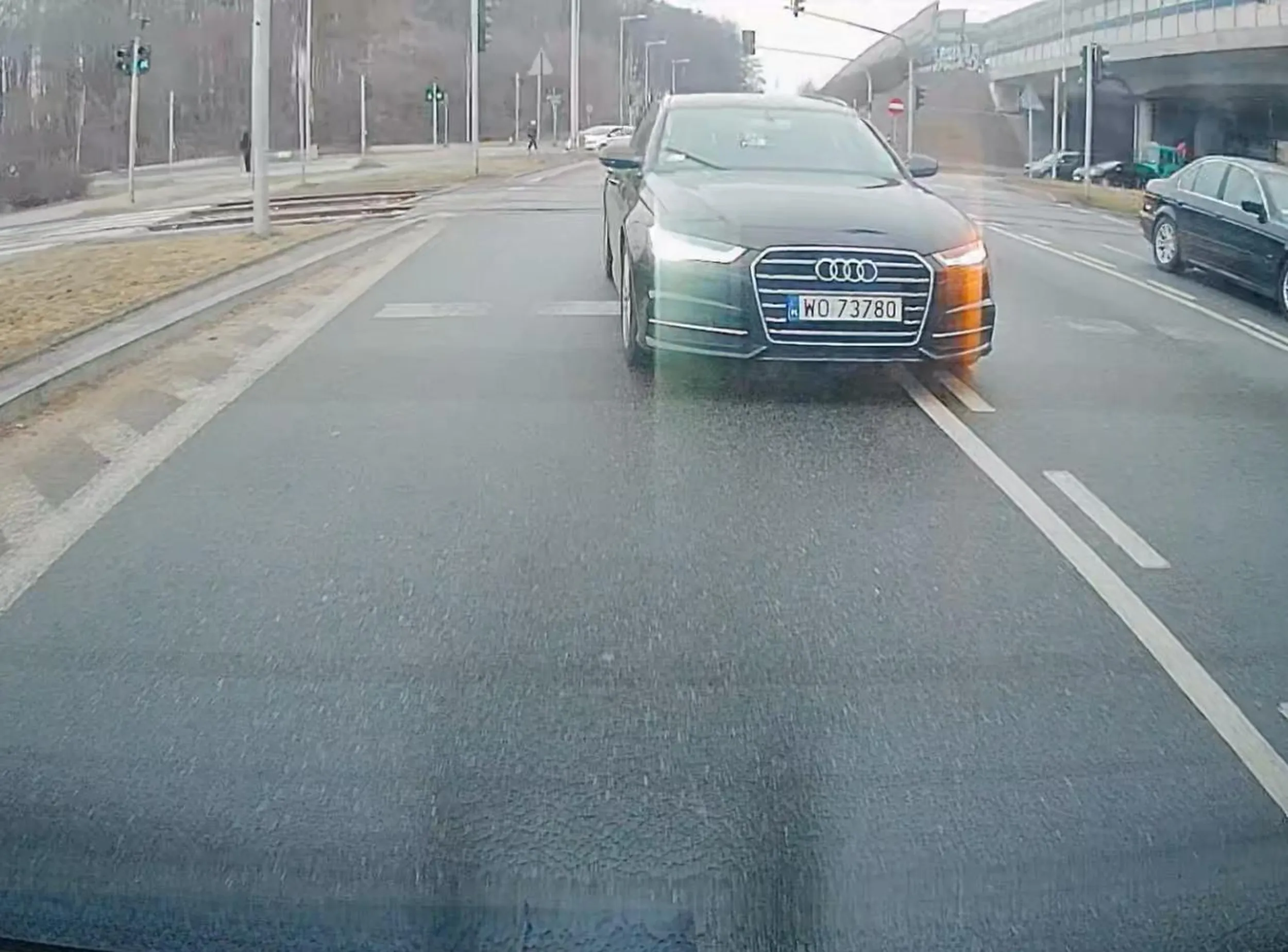 Kierowca z wyraźnymi problemami z poruszaniem się po jezdni o kilku pasach ruchu w tym samym kierunku. Jazda po dwóch pasach ruchu jednocześnie/zmiana pasa ruchu bez kierunku z wymuszeniem pierwszeństwa/zmiana pasa ruchu przecinając linię ciągłą na skrzyżowaniu-za to tym razem z włączonym kierunkowskazem