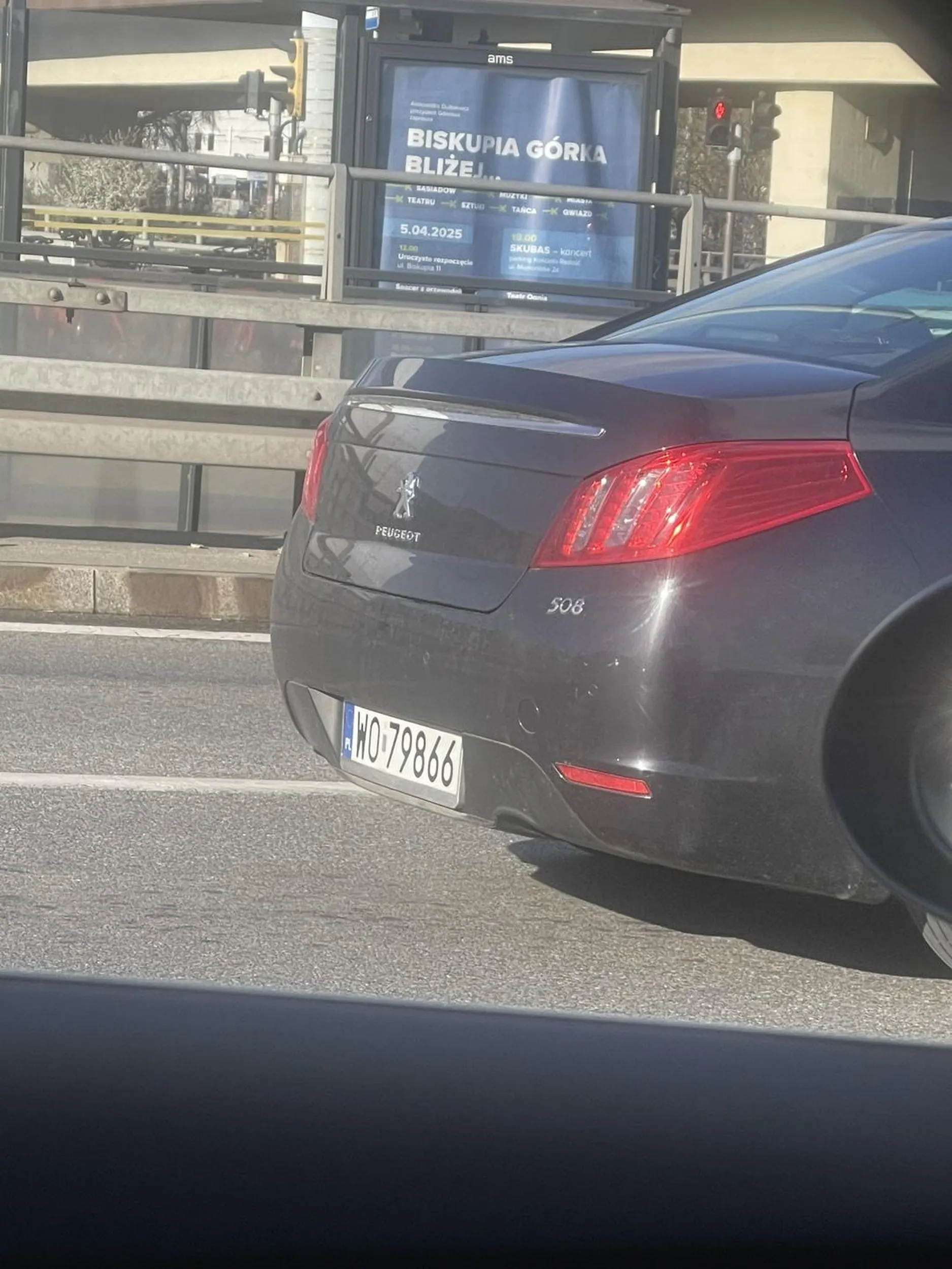 Chłopie, pierwszeństwo ma ten kto jedzie na zielony, dzięki że prawie wjechałeś mi swoim gruzem w zderzak