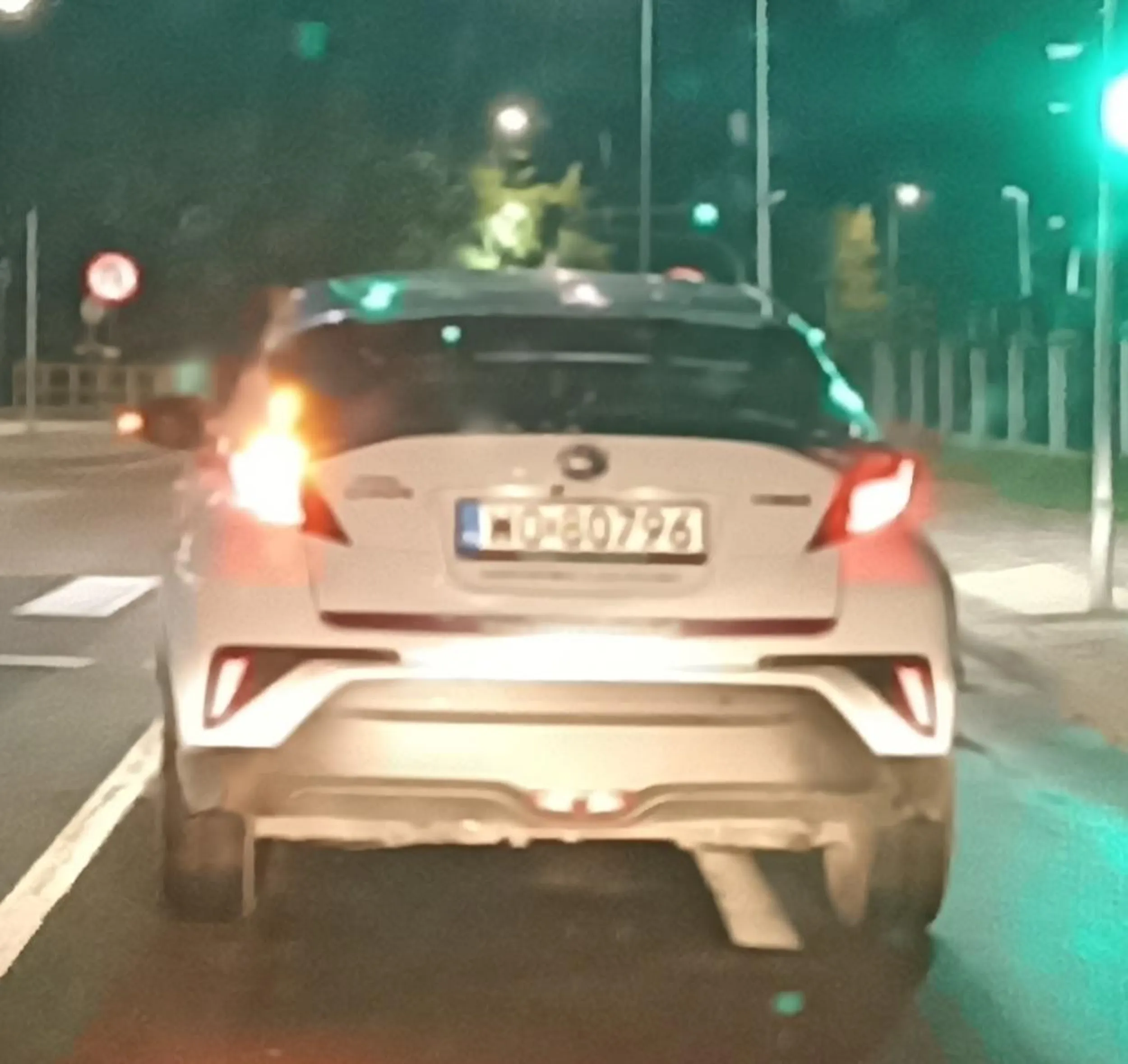 Jeździ tylko na długich światłach które ma tak ustawione że oślepia z 2 km