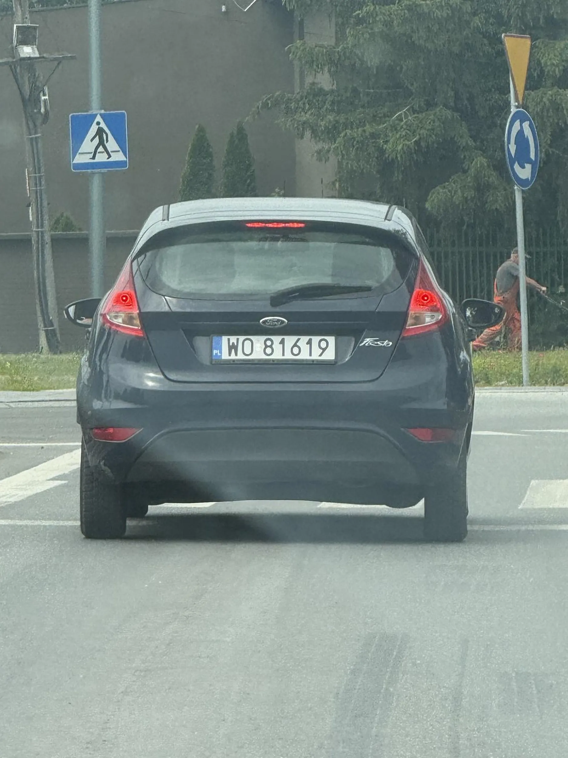 Wyrzuca śmieci z samochodu na ulicę. Nie dało się poczekać aż dojedzie do domu, albo na stację