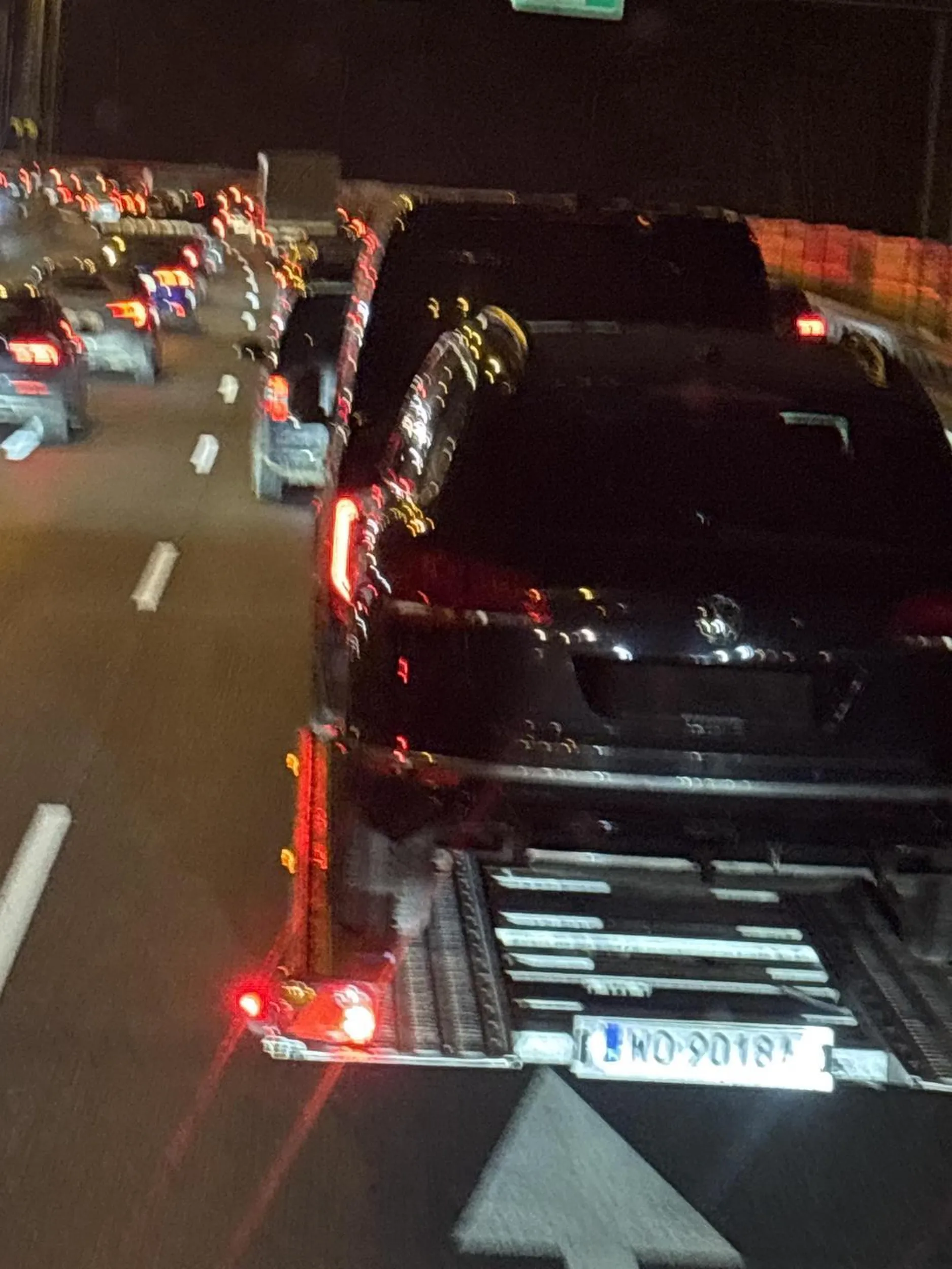 Śmierć mercedesem chodzi po parkingach i prosi o drobne na fajki ostatecznie zaproponował galę za paczkę fajek nie polecam gryzie