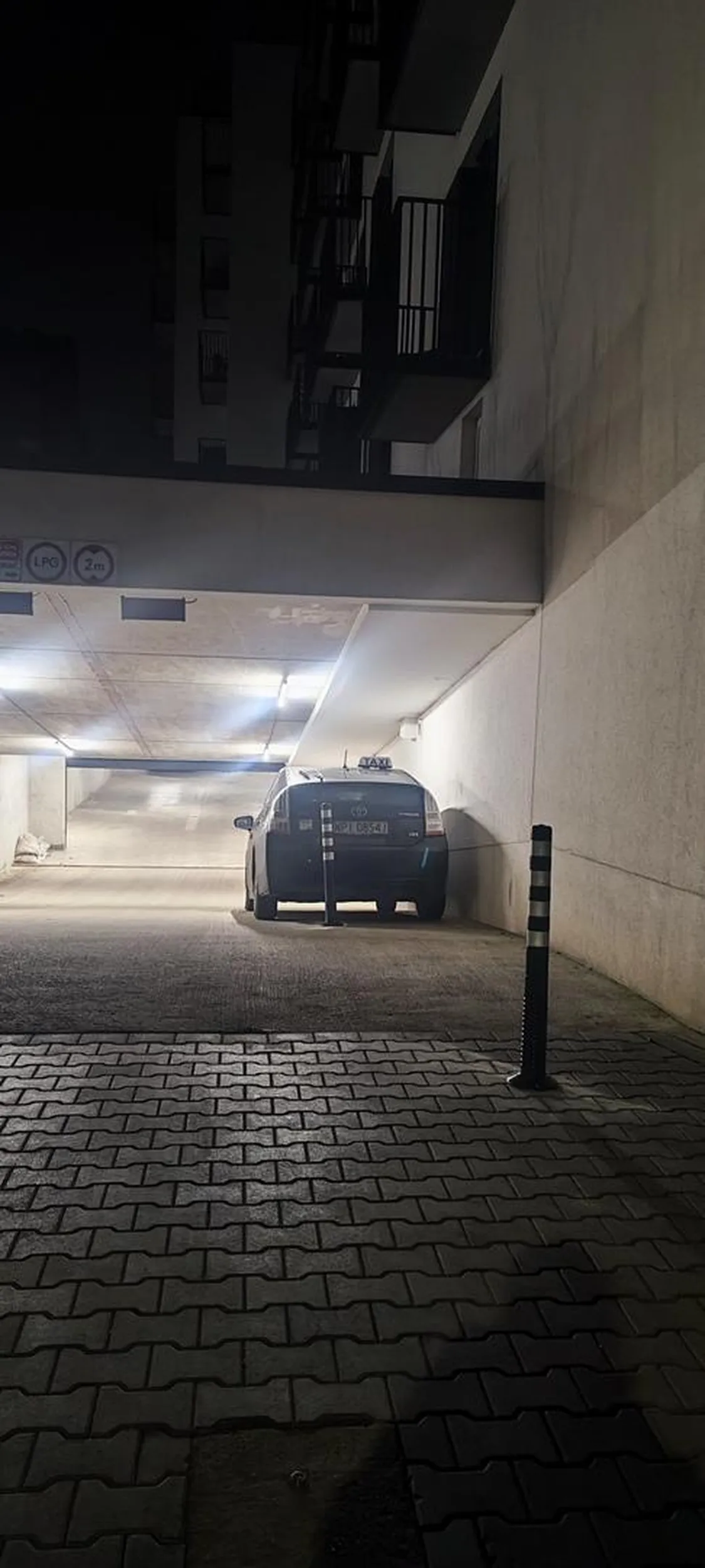 Kierowca notorycznie zastawia wjazd do garażu.