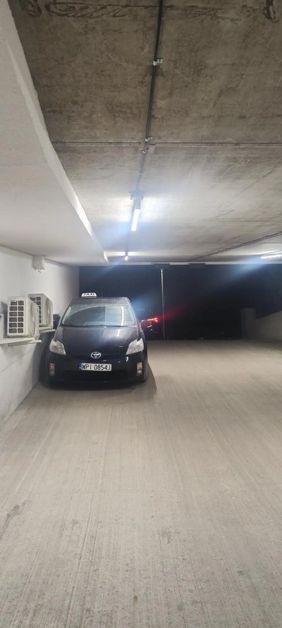 Kierowca notorycznie zastawia wjazd do garażu.