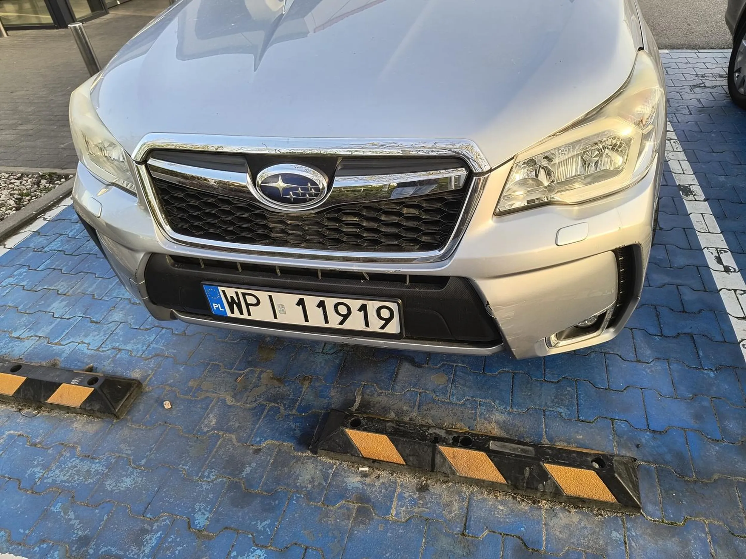 Wyobraź sobie że zajmując miejsce dla niepełnosprawnych ( W TYM WYPADKU MI ) utrudniasz komuś funkcjonowanie. Następnym razem zastawie bez możliwości odjazdu, a rejestracja banalna do zapamiętania.