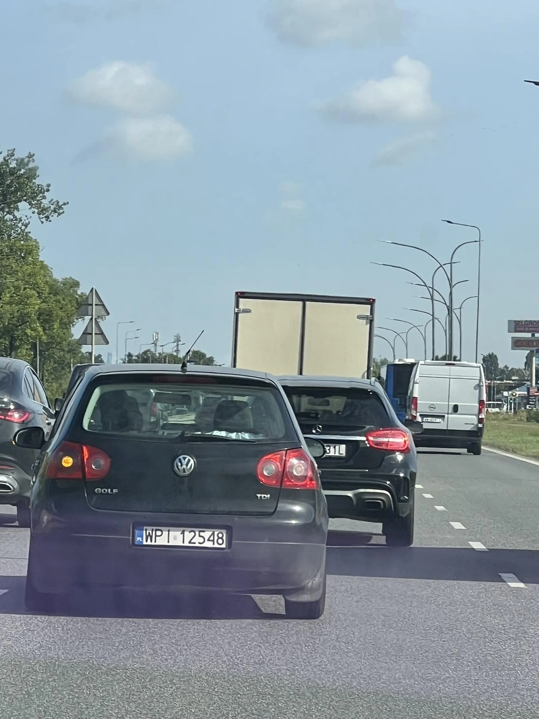 Wciska się na chama, bez ostrzeżenia, powoduje niebezpieczne sytuacje na drodze. Prawko z chipsów wyjęte.