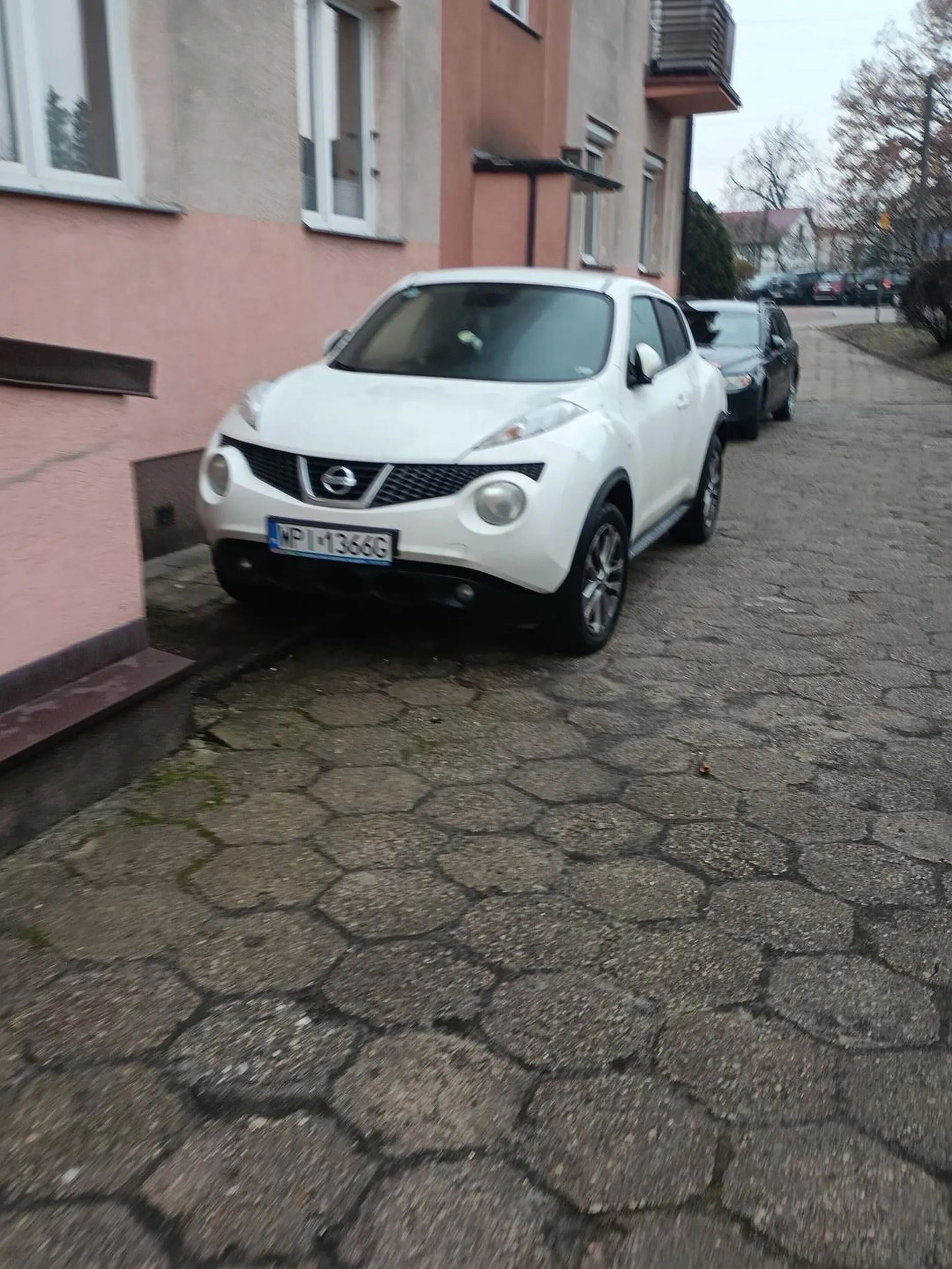 Temu kierowcy trzeba kupić chyba naukę doszkalania parkowania bo parkuje coraz szerzej nie nie da się przejść z wózkiem i wyjść z klatki a co dopiero przejechać samochodem obok