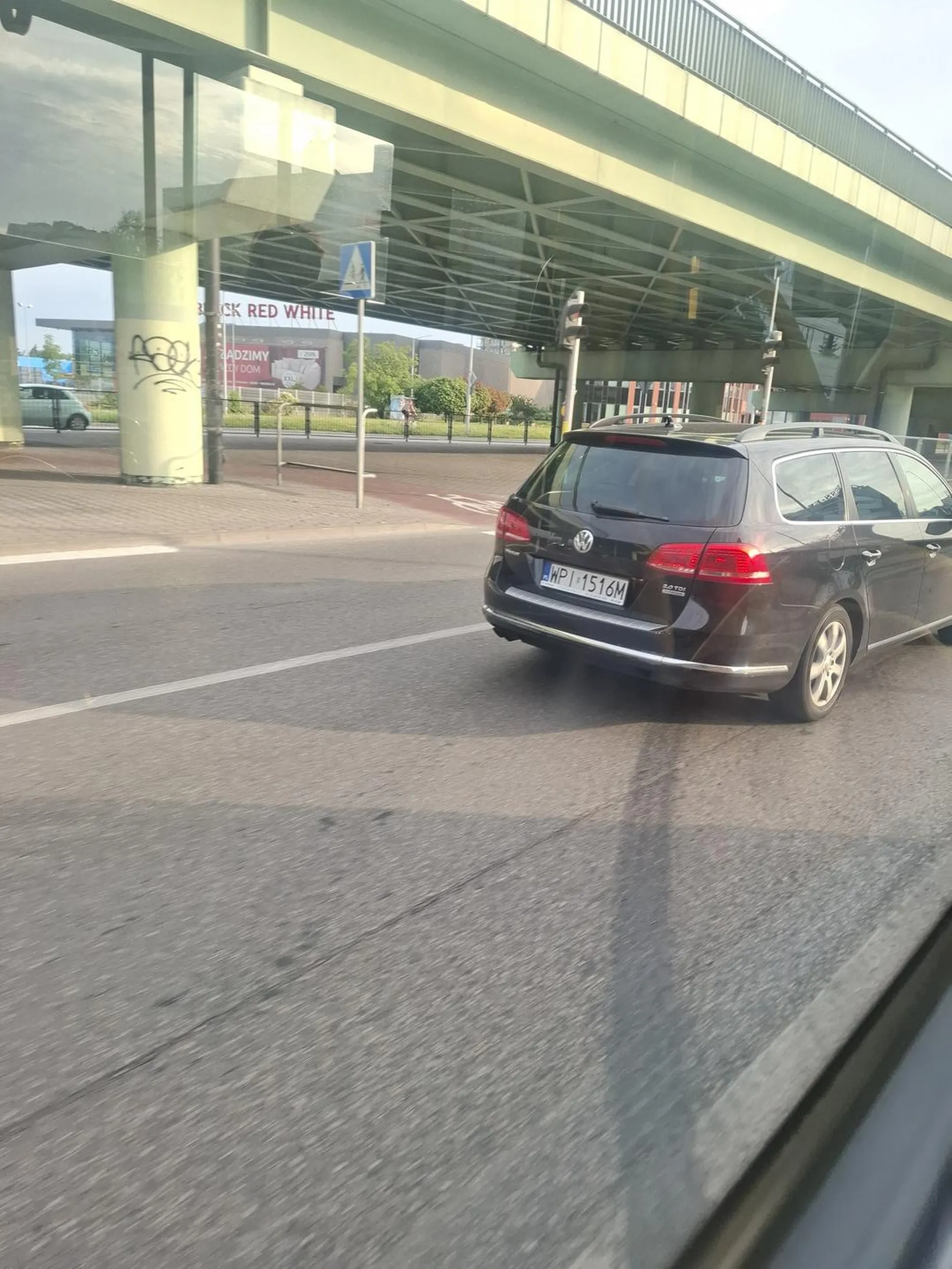 Elegancik z Piaseczna przyłapany w Warszawie przy Alejach Jerozolimskich jak marszczy Freda za kółkiem, na oczach całego autobusu narażając innych użytkowników pojazdów na niebezpieczeństwo spowodowane ekstazą
