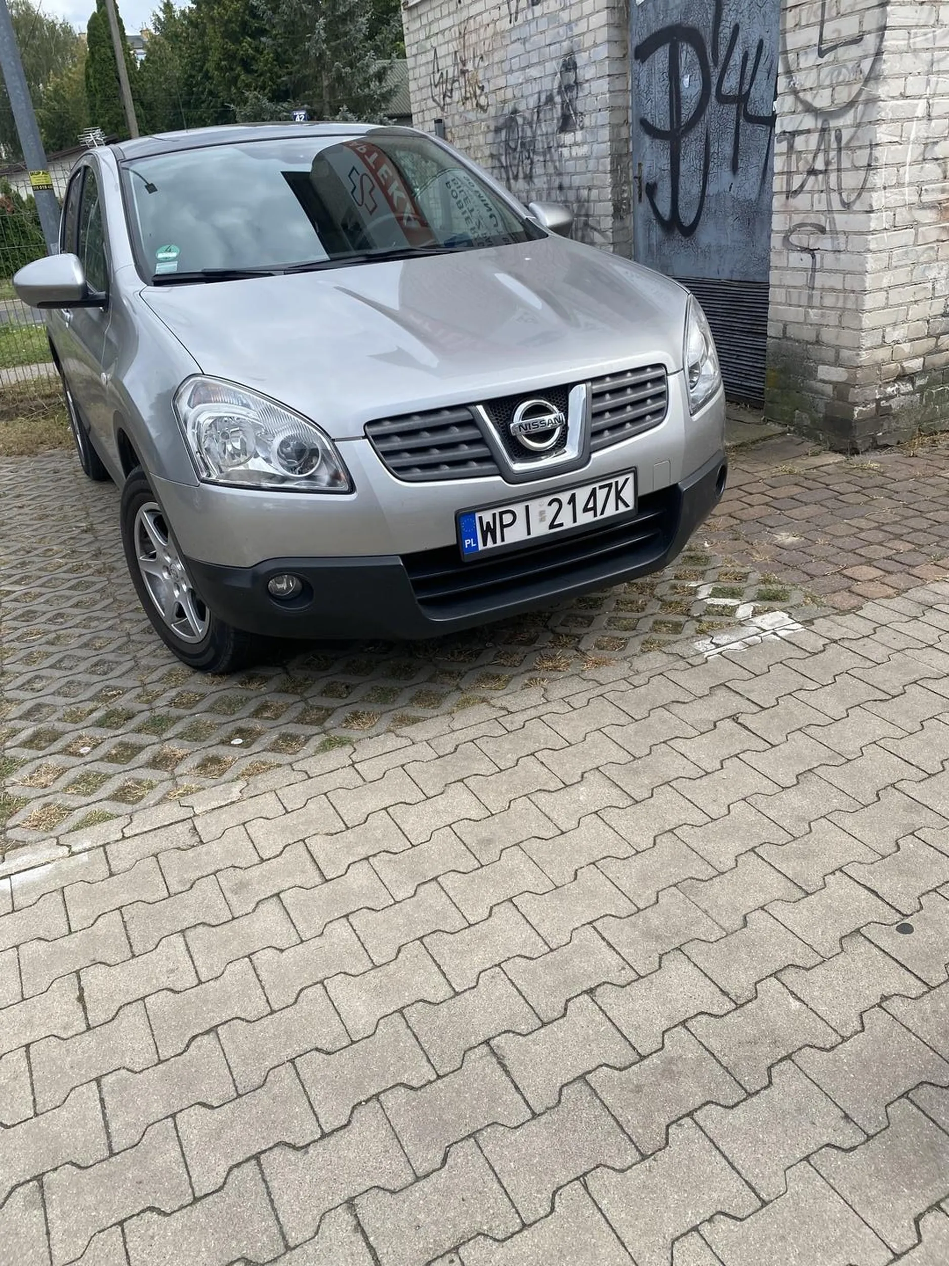 Osoba nie powinna nigdy mieć prawa jazdy albo nie chce myśleć albo nie umie doporowadza do niebezpiecznych sytuacji i potusza sie niedozwolonymi predkościami po parkingu i prawie mnie zabiła