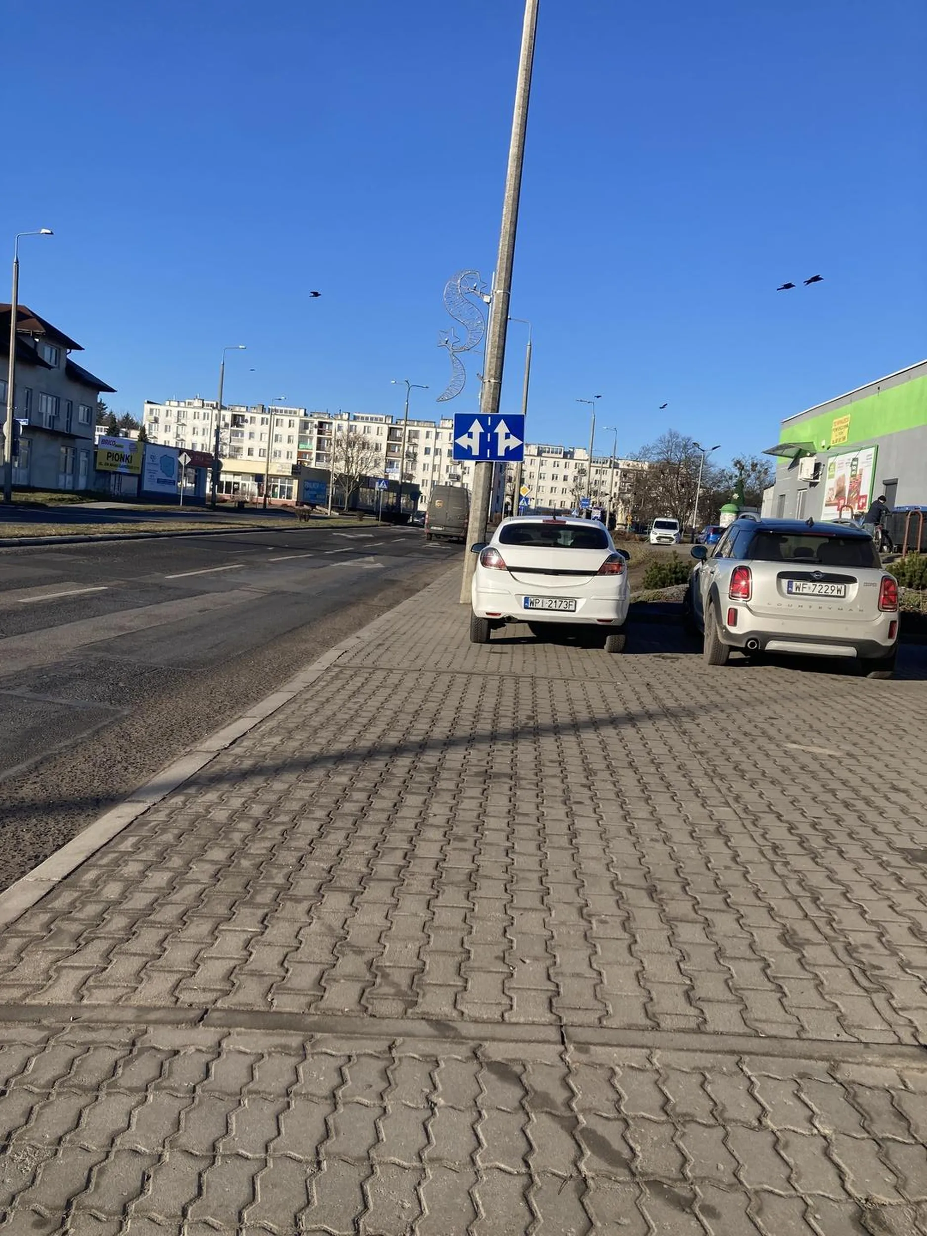 Czy nie było w pobliżu miejsca parkingowego tylko trzeba było zająć chodnik?