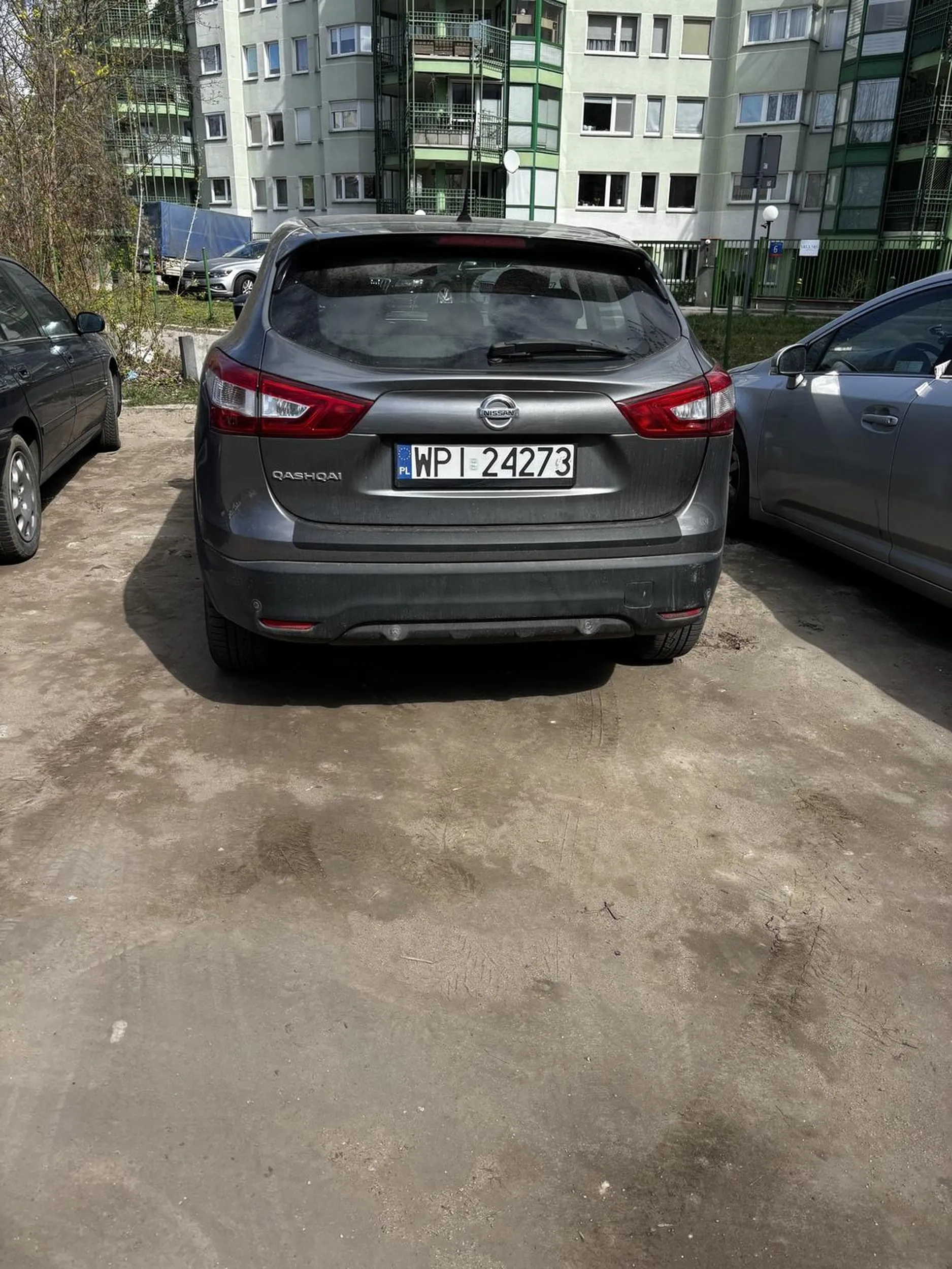 Zwykly burak. Widzi ze ktos czeka na miejsce parkingowe to wpycha sie w kolejke na trzeciego i uniemożliwia innym wyjazd