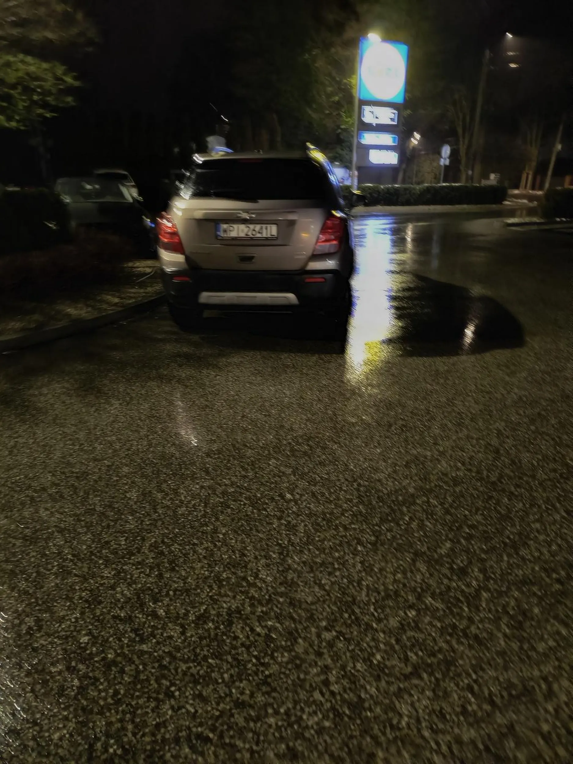 Ja rozumiem, godzina 16 - każdy wraca z pracy i nie ma miejsc. Ale o 21 przy pustym parkingu żeby stawać na przeciwko wyjscia ze sklepu to trzeba być na prawdę ameba umysłową.