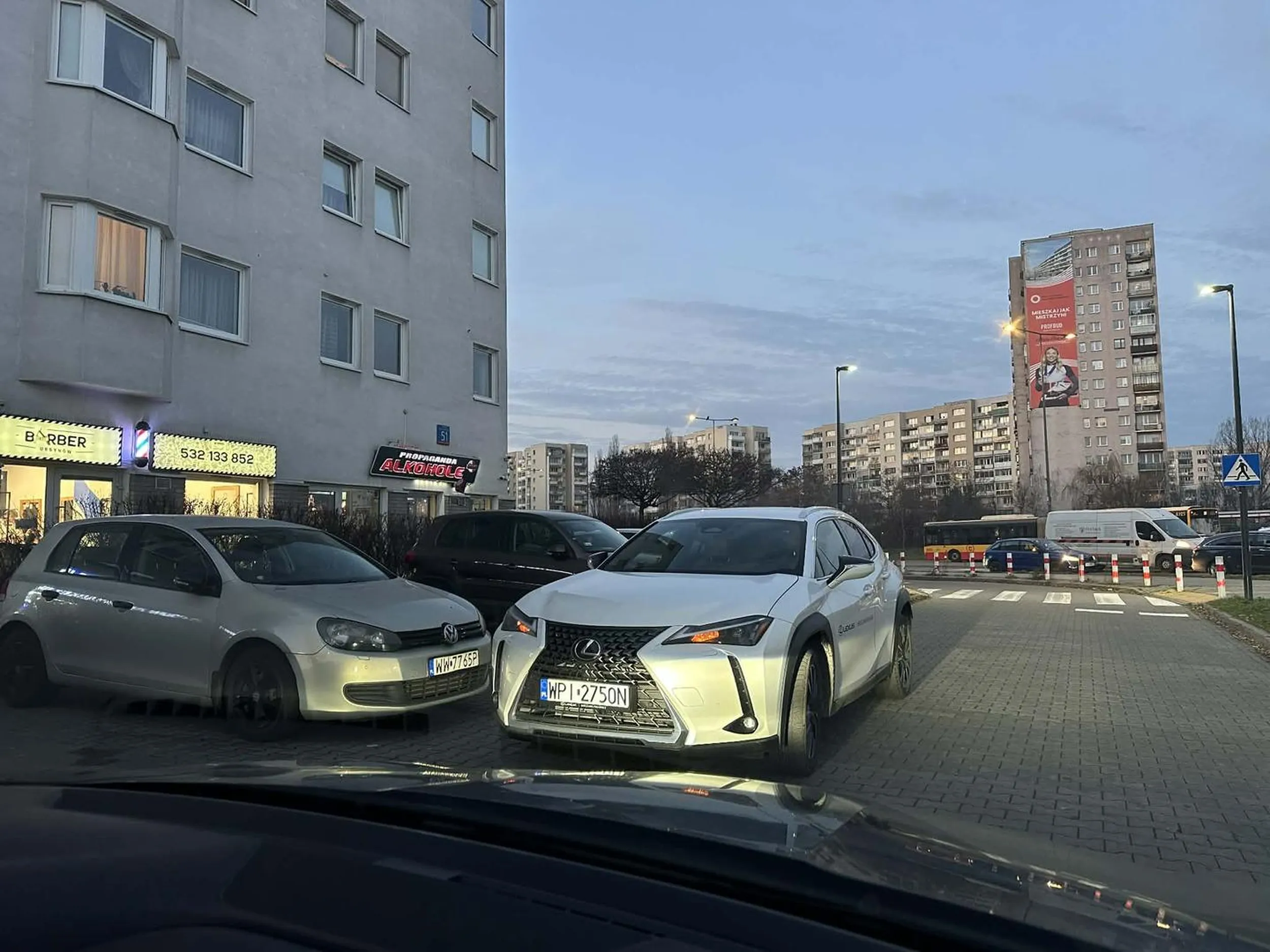 Zostawia auto blokując pas ruchu oraz wolne miejsca postojowe