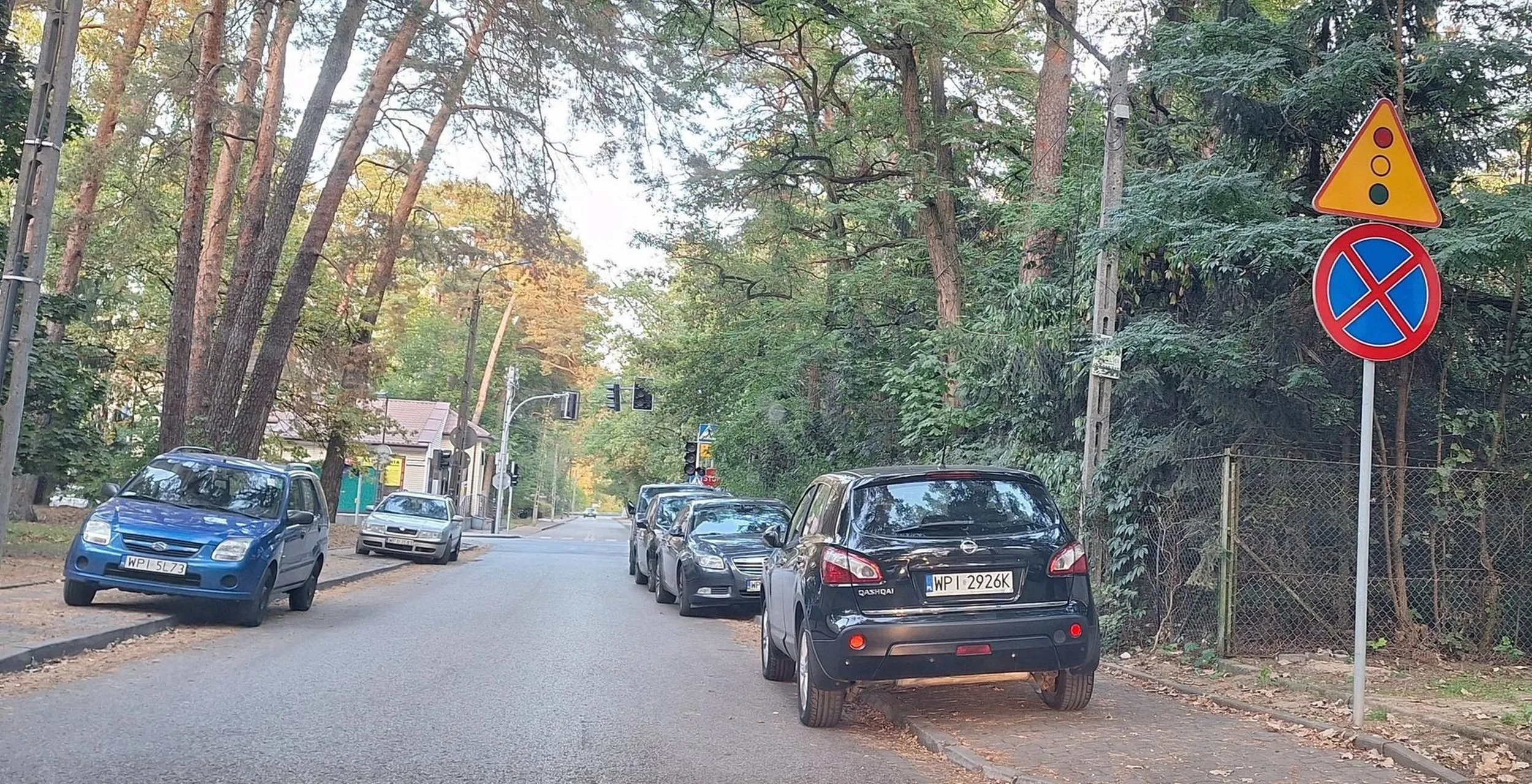 Parkuje na zakazie blokując chodnik.